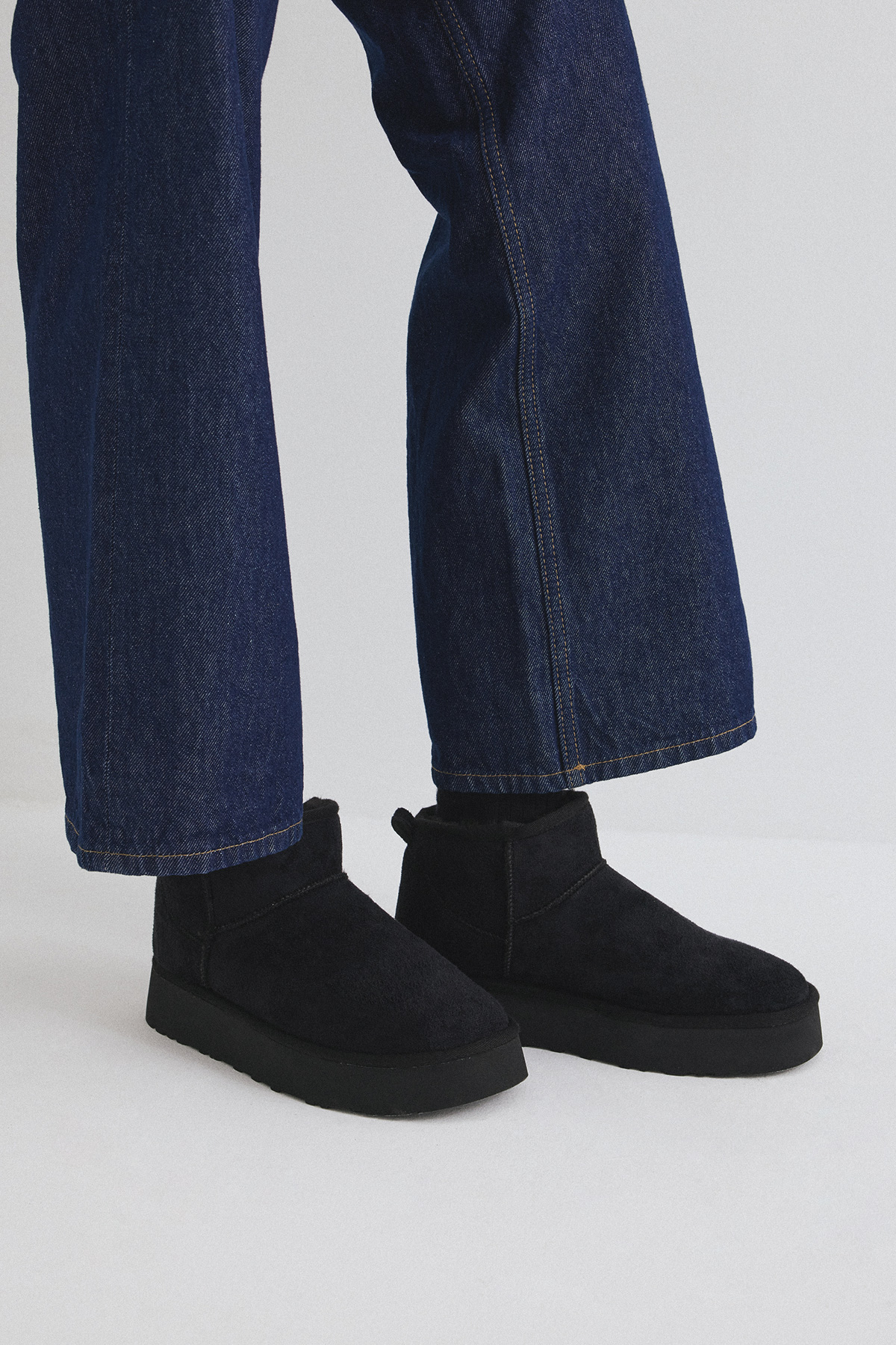 İçi Kürklü Kalın Tabanlı Siyah Süet Kadın Bot