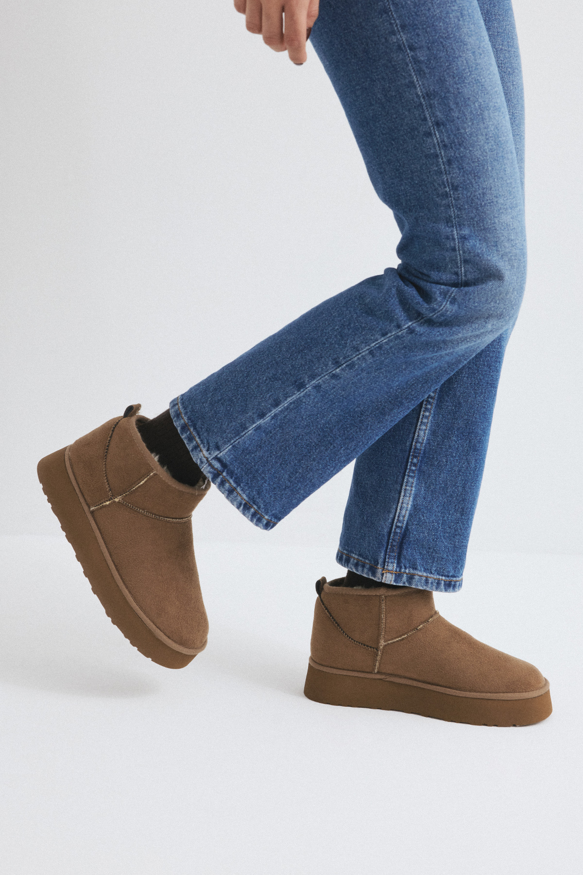 İçi Kürklü Kalın Tabanlı Vizon Süet Kadın Bot