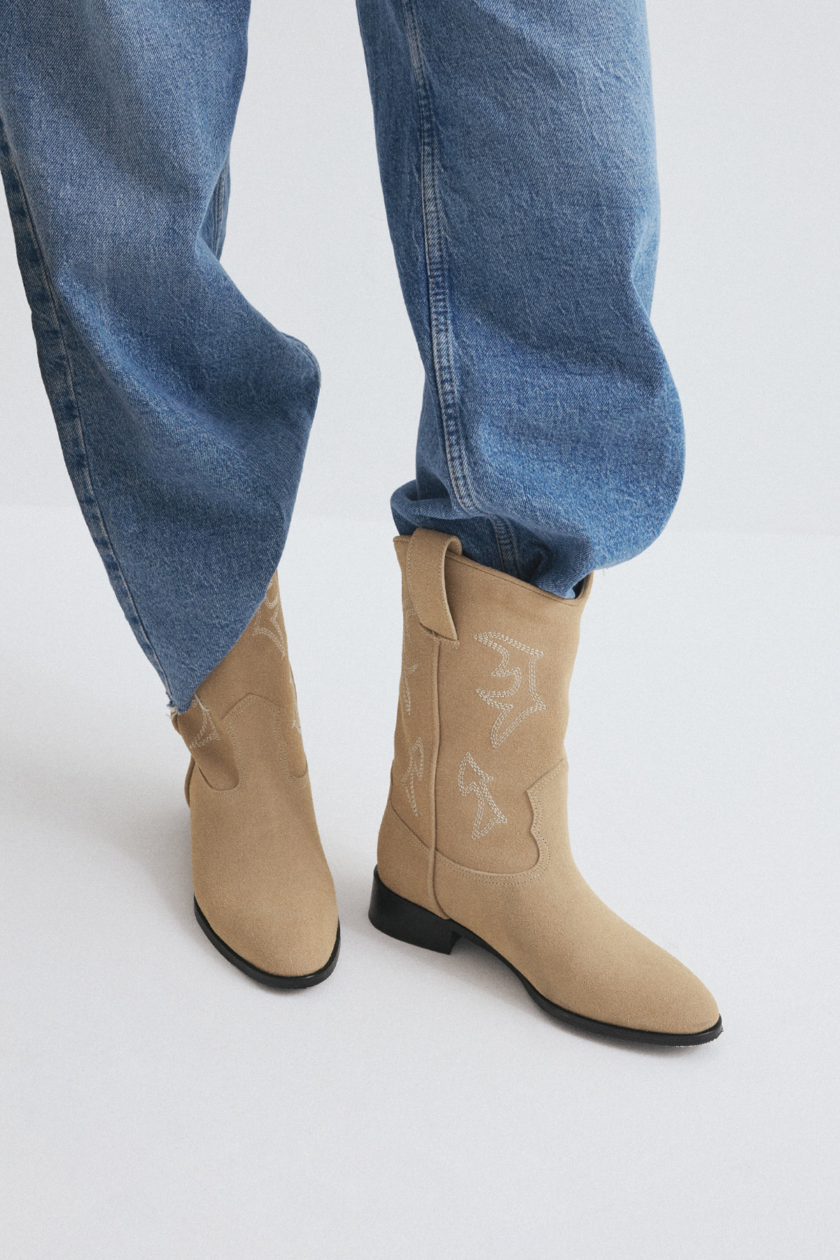 İşlemeli Kısa Kovboy Bej Süet Kadın Çizme