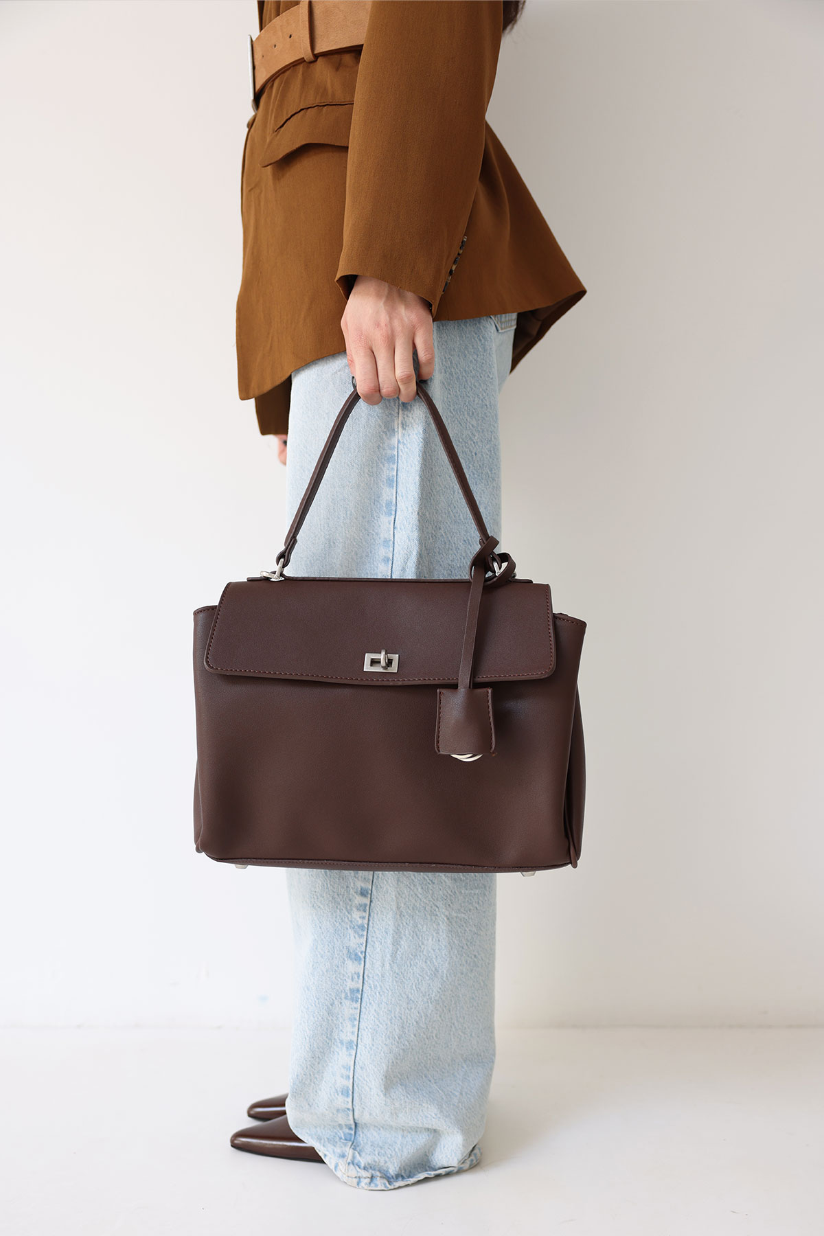 Kapaklı Kilit Detaylı Acı Kahve Kadın Çanta