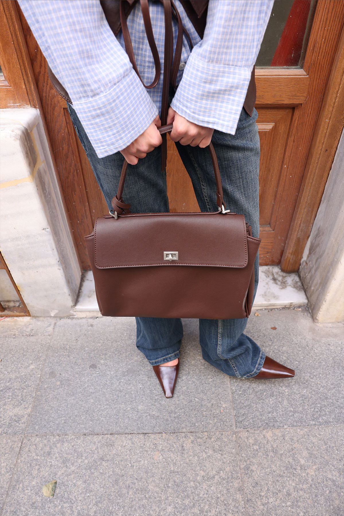 Kapaklı Kilit Detaylı Acı Kahve Kadın Çanta