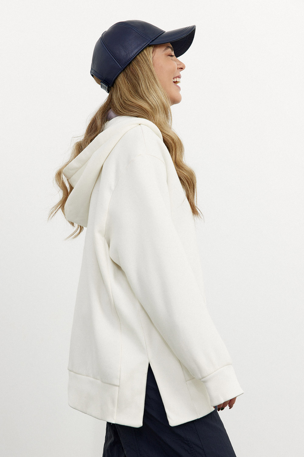 Kapüşonlu Fermuarlı Cep Detaylı Beyaz Kadın Sweatshirt