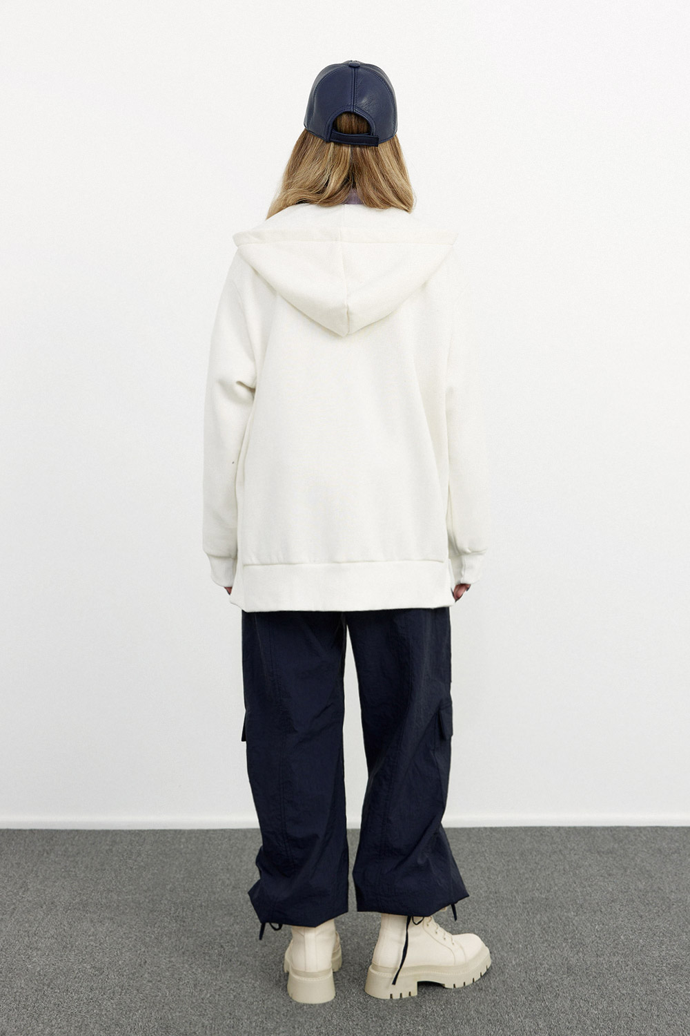 Kapüşonlu Fermuarlı Cep Detaylı Beyaz Kadın Sweatshirt