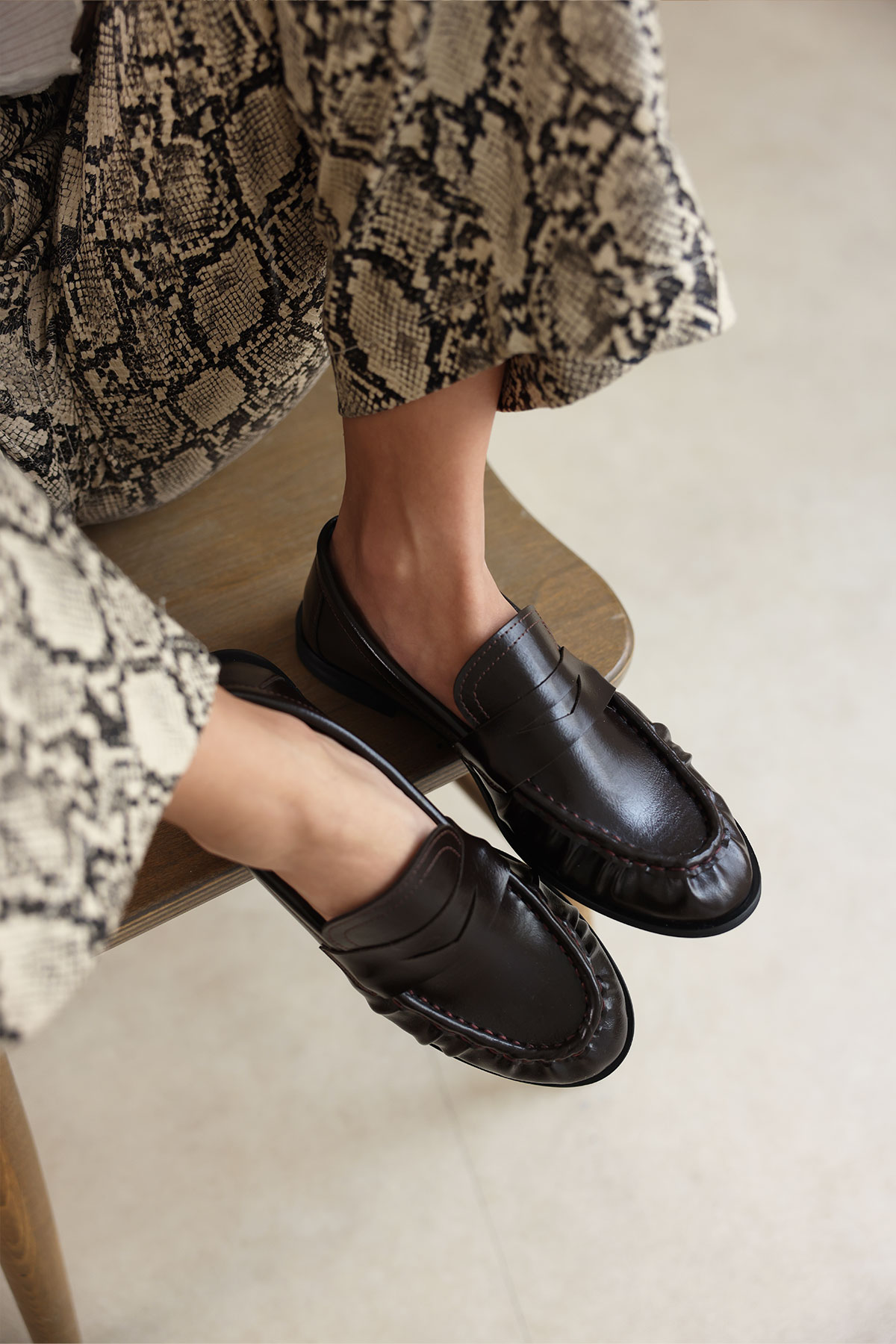 Klasik Deri Görünümlü Oval Burun Acı Kahve Kadın Loafer