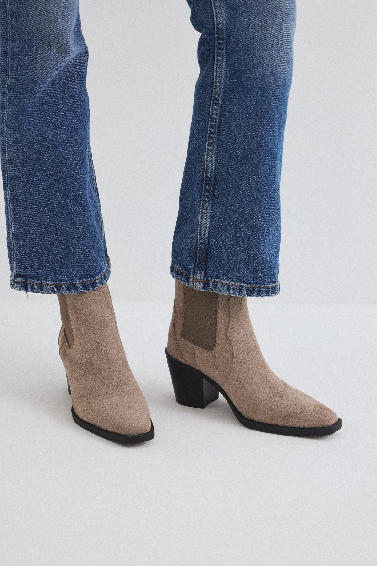 Küt Burun Bilek Detaylı Vizon Süet Kadın Bot