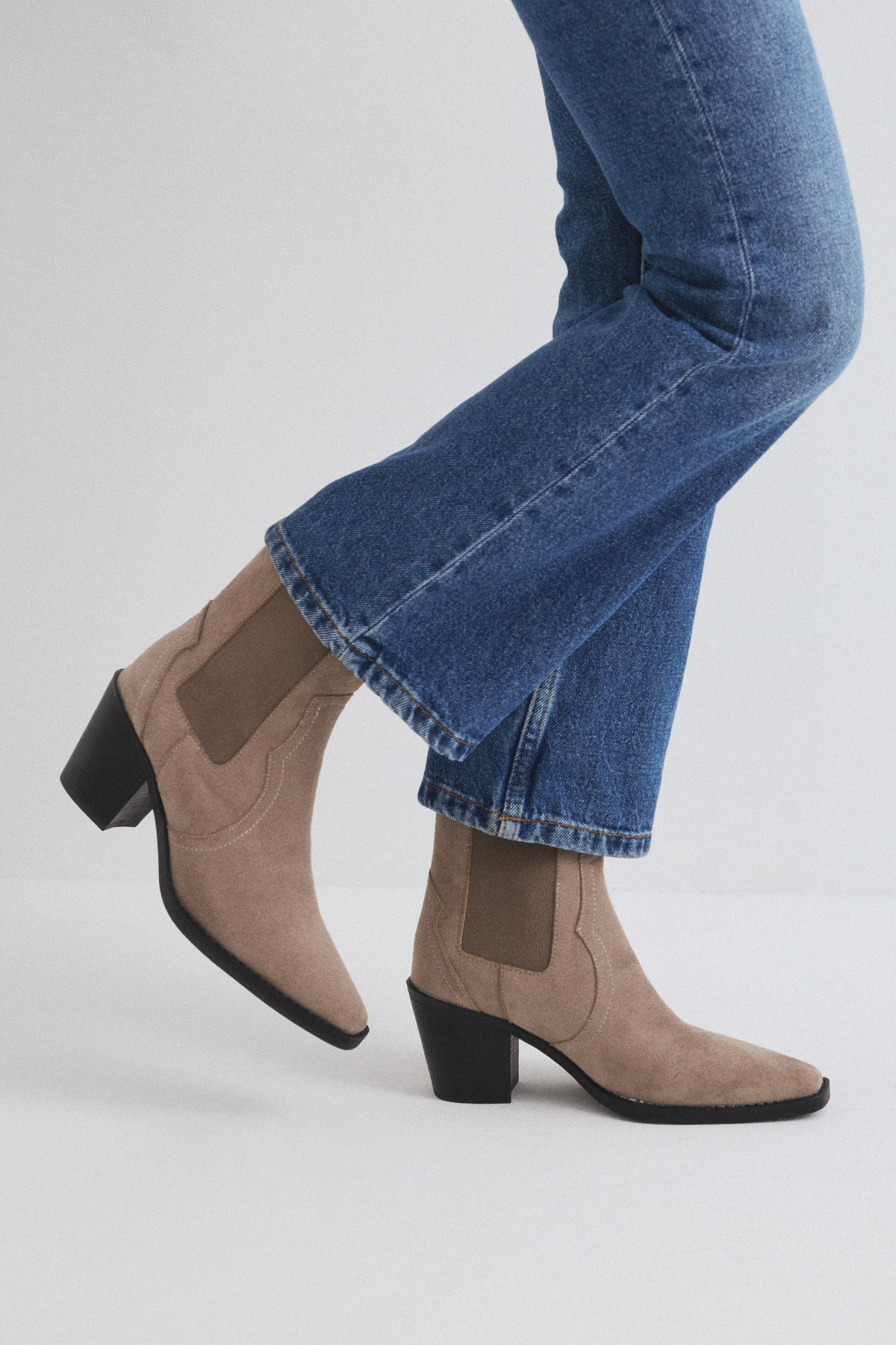 Küt Burun Bilek Detaylı Vizon Süet Kadın Bot