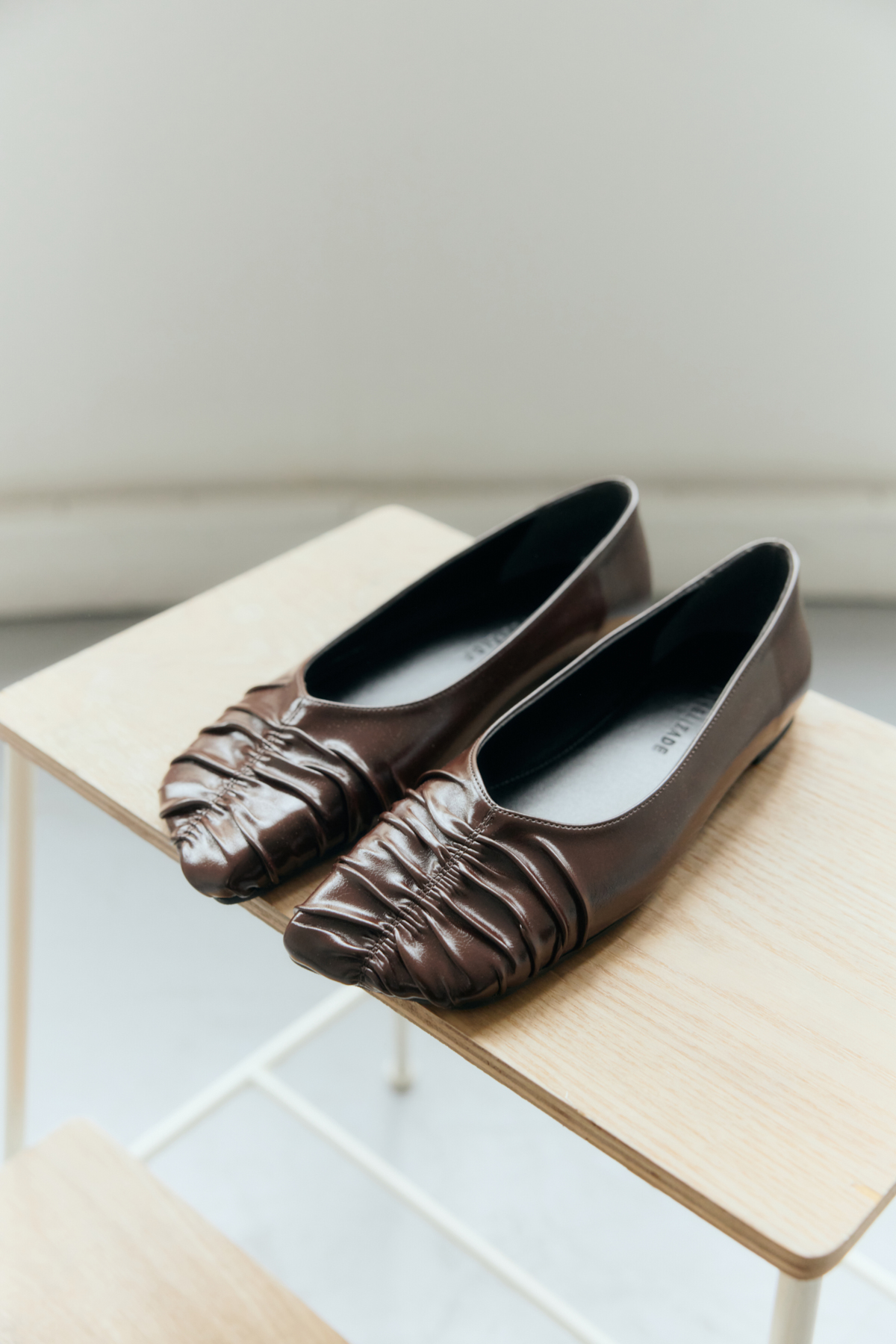 Küt Burun Büzgülü Acı Kahve Kadın Babet