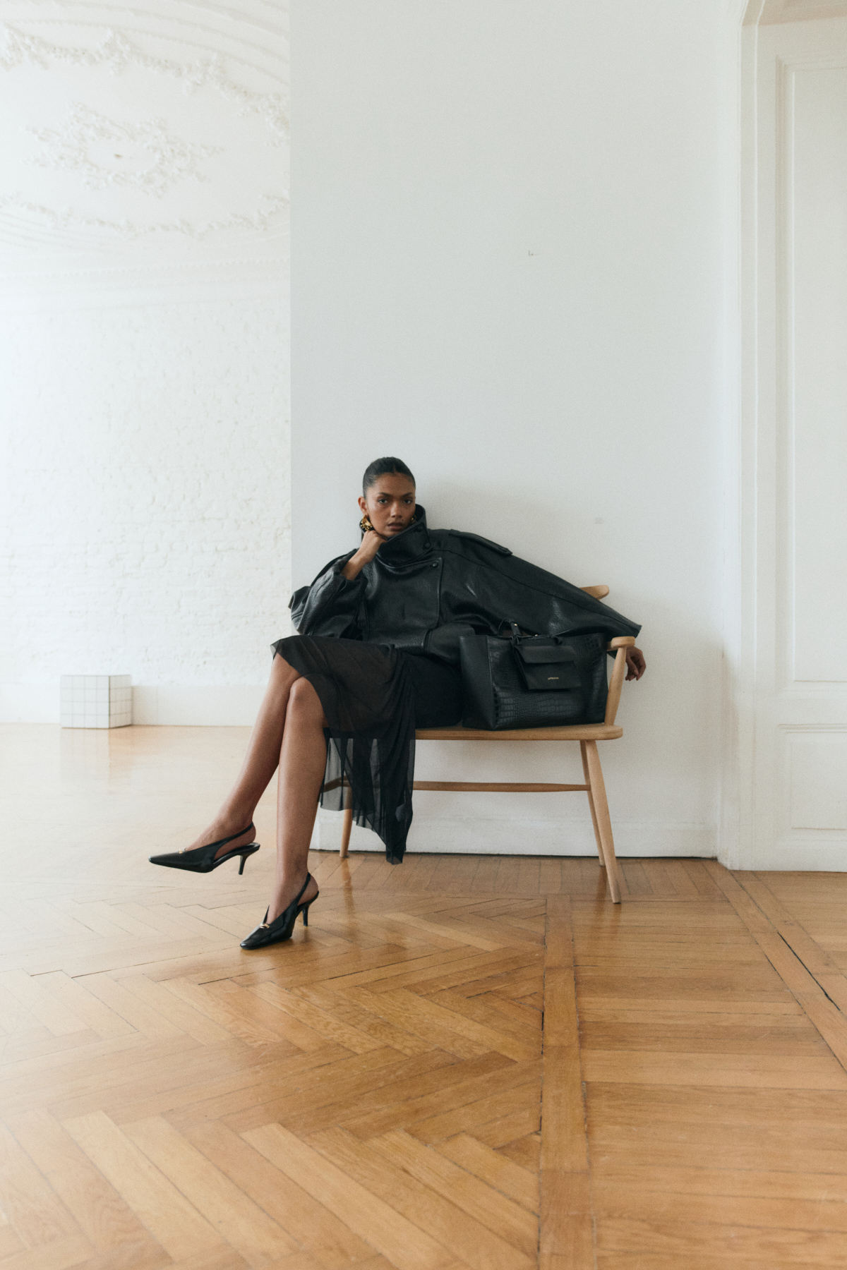 Küt Burun Dekolteli Toka Detaylı Siyah Kadın Topuklu