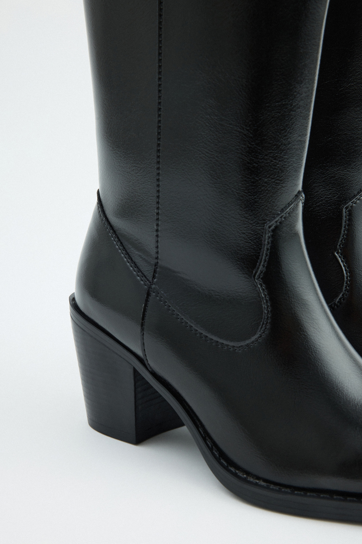 Küt Burun Kalın Topuklu Siyah Kadın Çizme