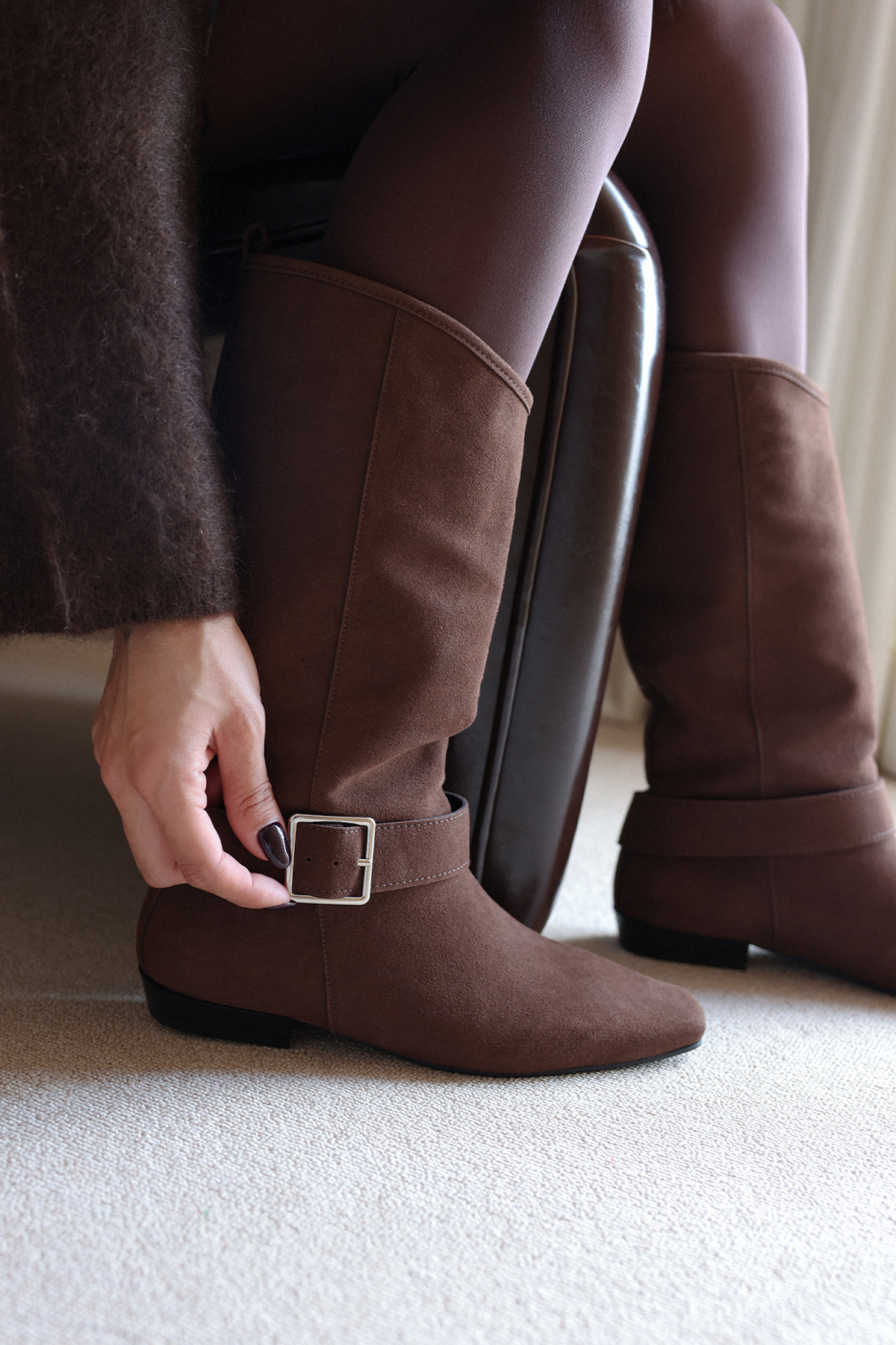 Küt Burun Kemer Detaylı Acı Kahve Süet Kadın Çizme