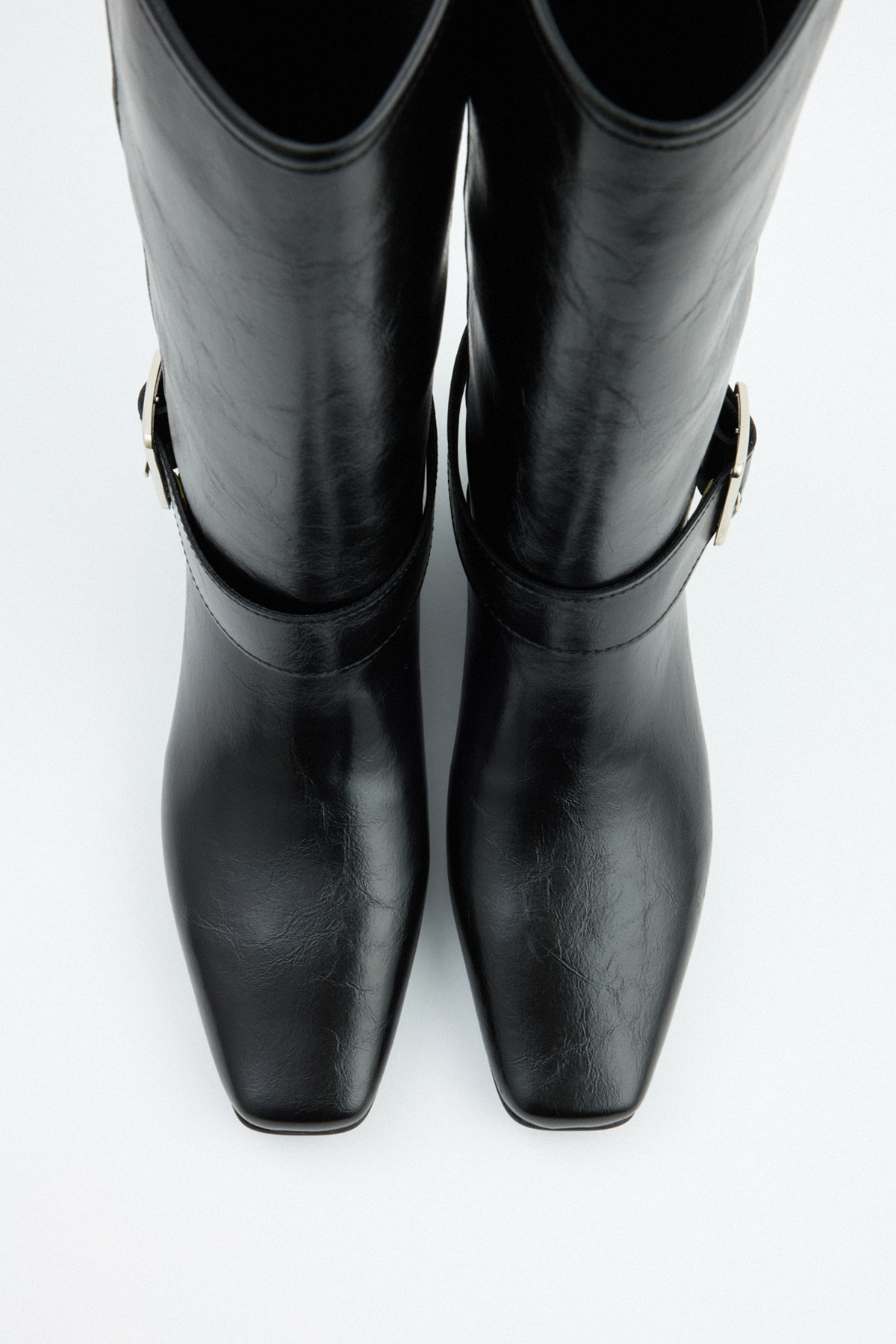 Küt Burun Kemer Detaylı Siyah Kadın Çizme