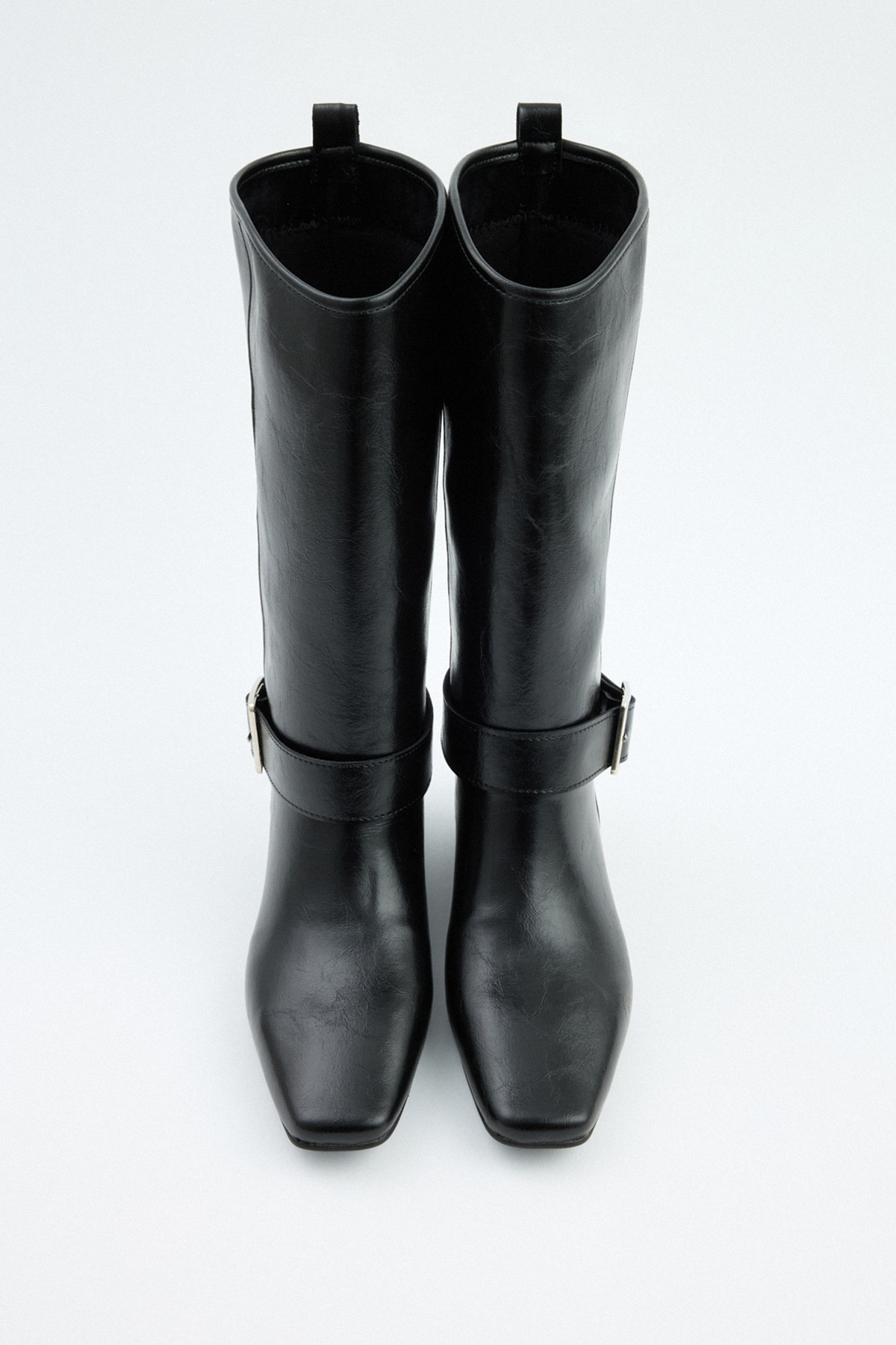 Küt Burun Kemer Detaylı Siyah Kadın Çizme