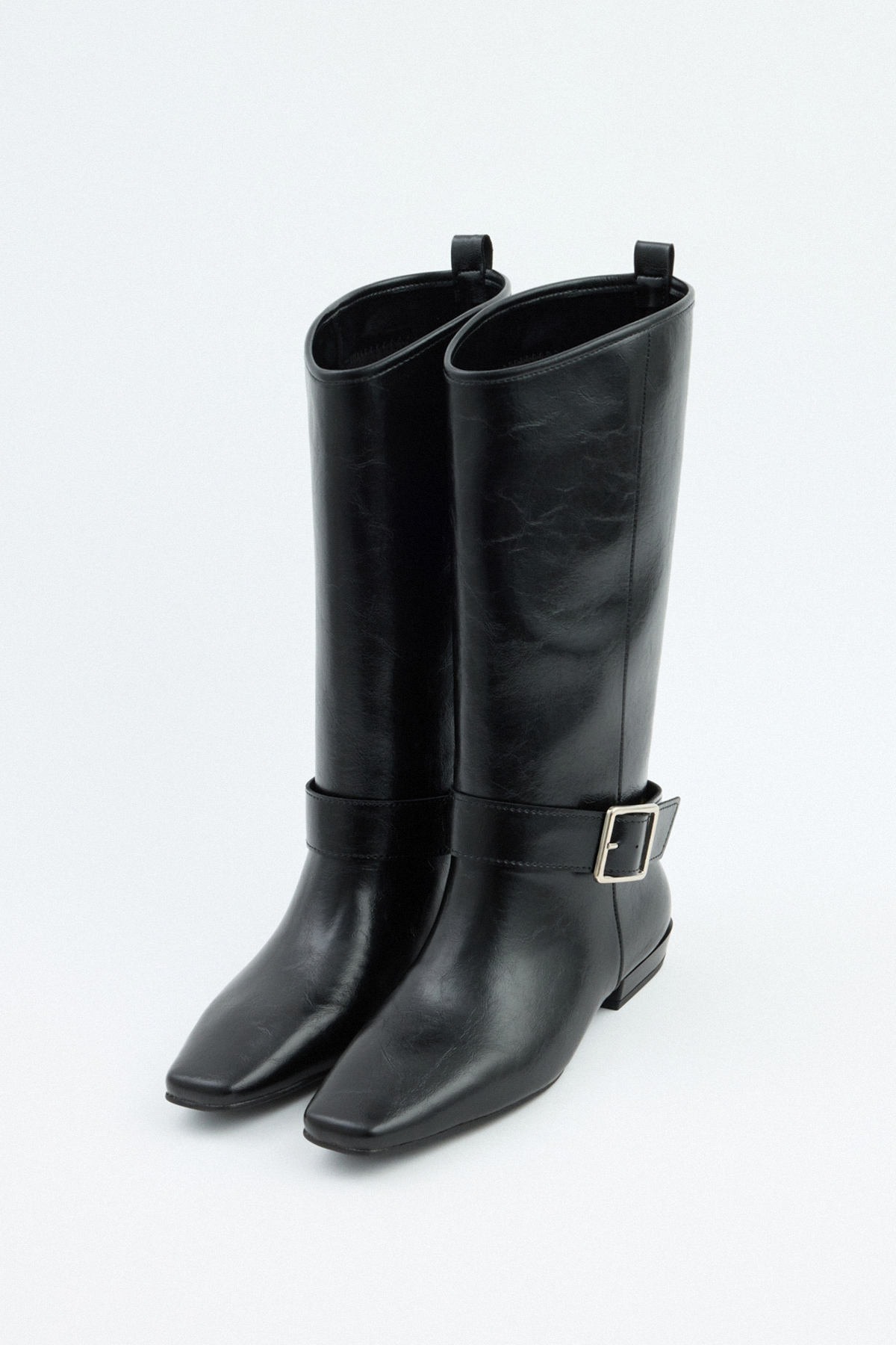 Küt Burun Kemer Detaylı Siyah Kadın Çizme