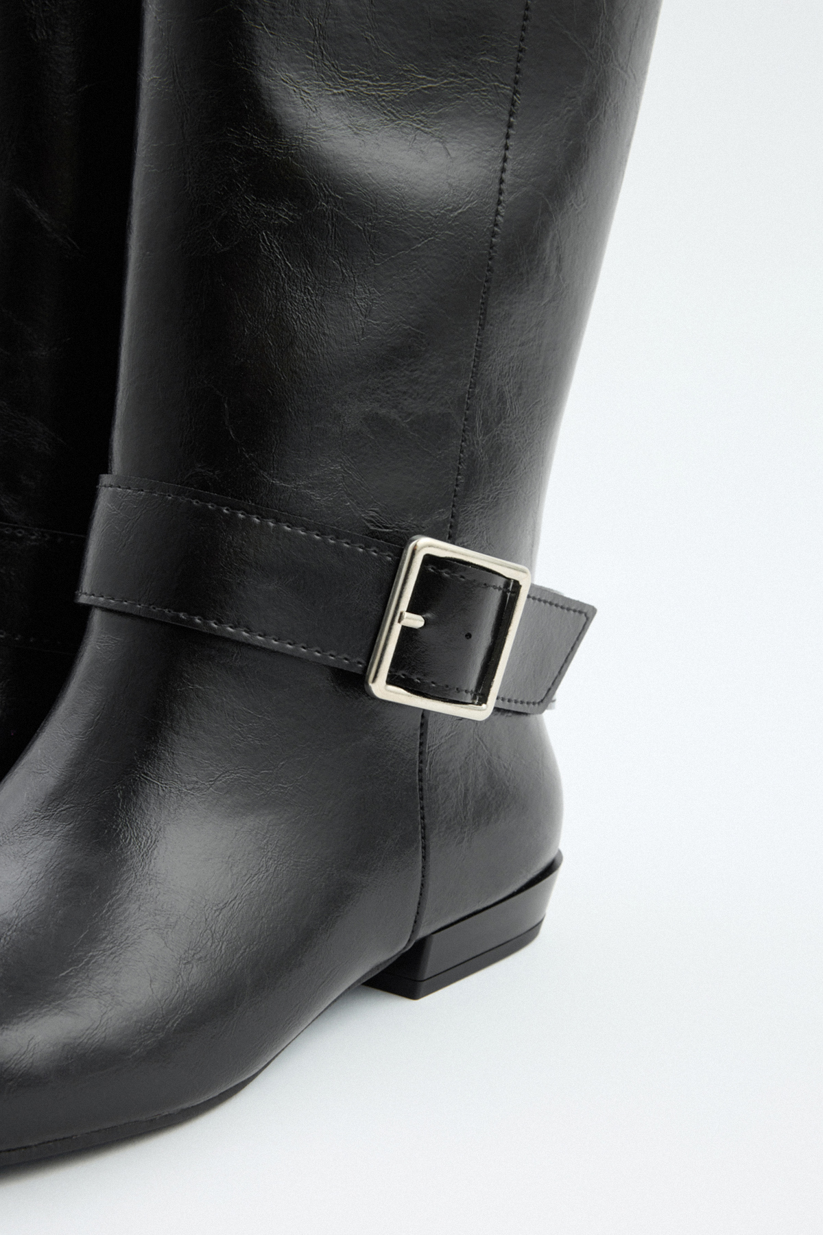 Küt Burun Kemer Detaylı Siyah Kadın Çizme