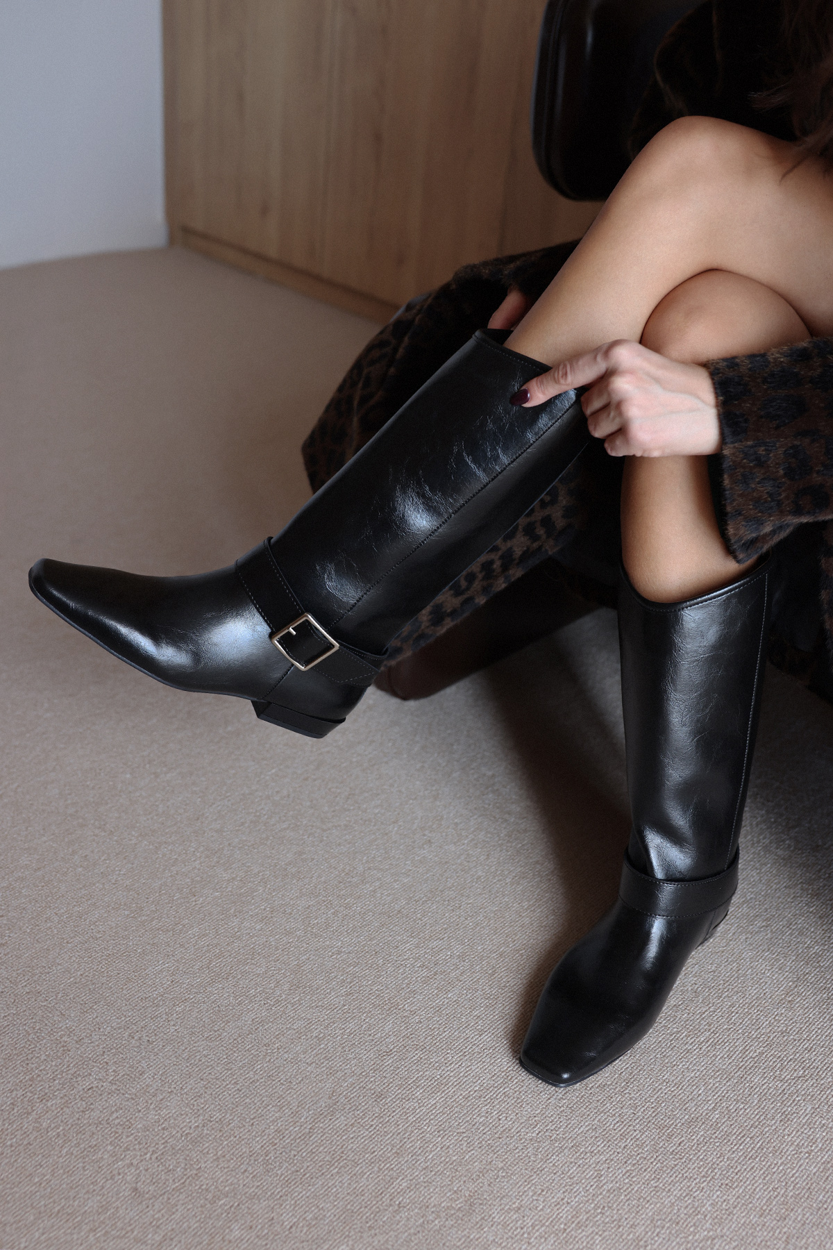 Küt Burun Kemer Detaylı Siyah Kadın Çizme