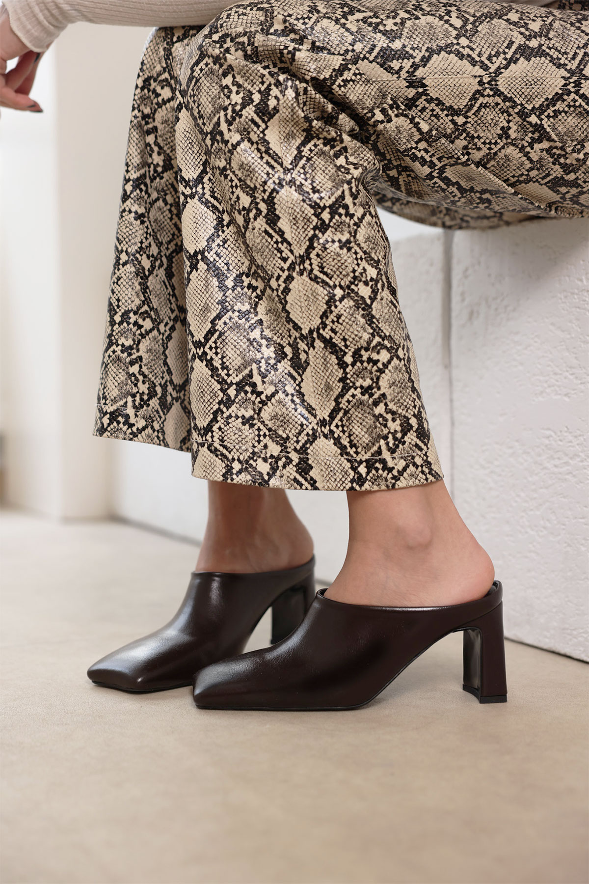 Küt Burun Terlik Acı Kahve Kadın Topuklu