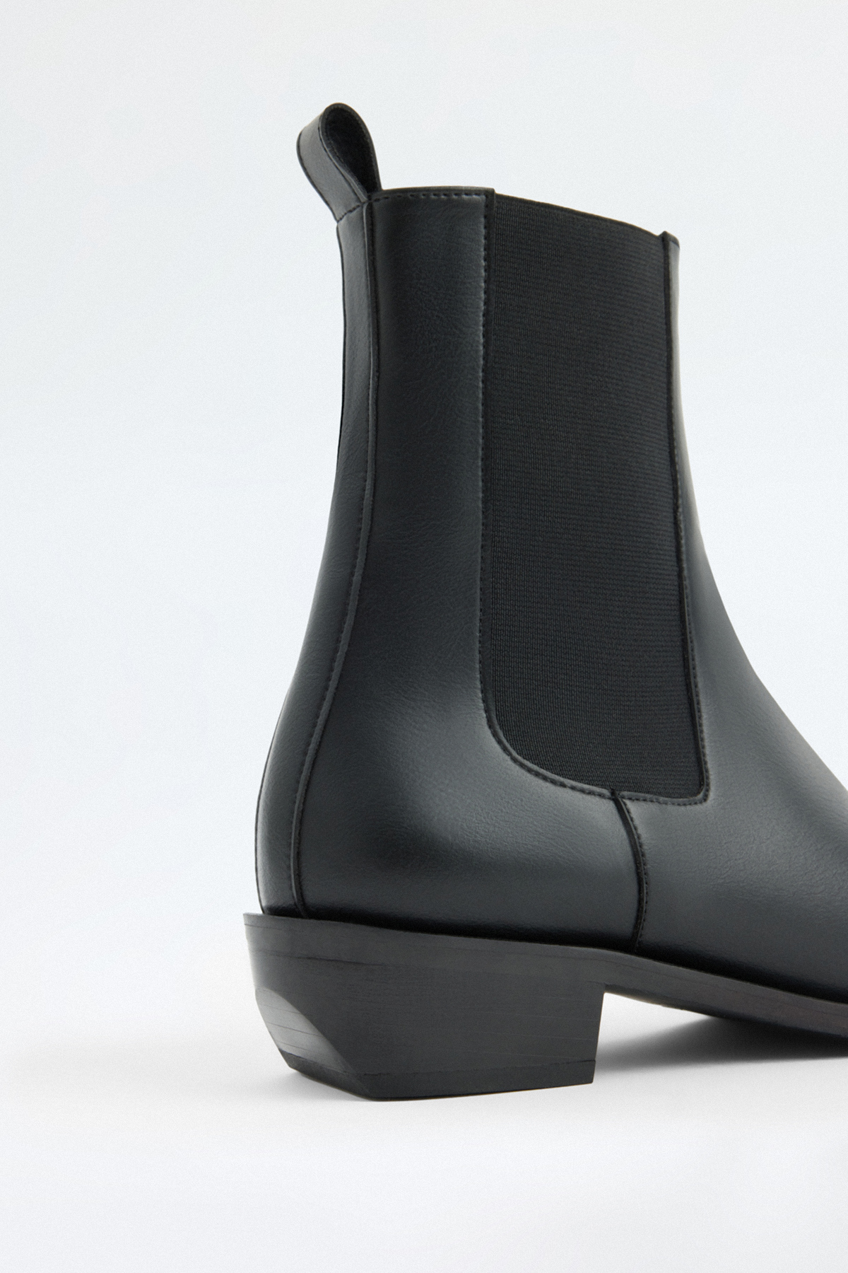 Küt Burun Yanları Lastikli Siyah Kadın Bot