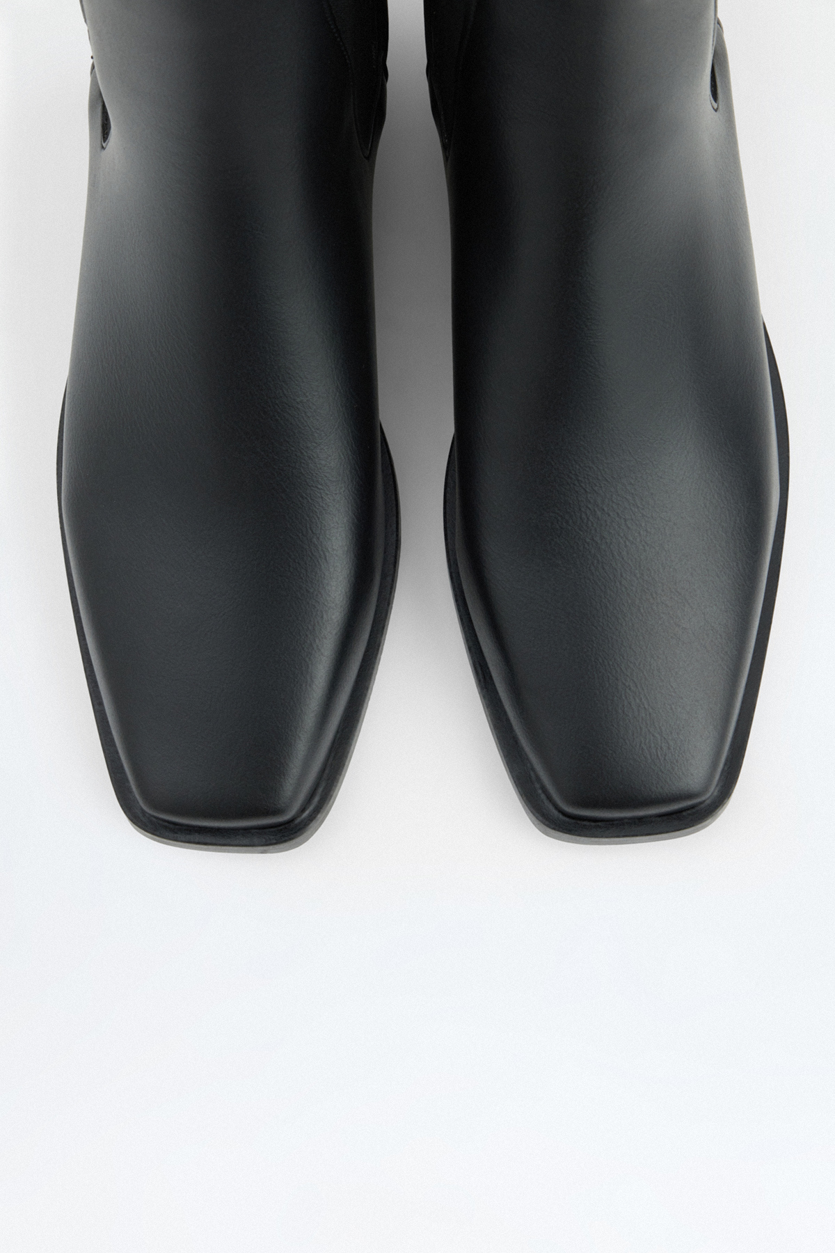 Küt Burun Yanları Lastikli Siyah Kadın Bot