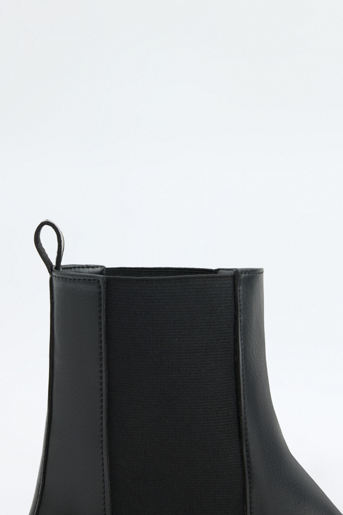 Küt Burun Yanları Lastikli Siyah Kadın Bot