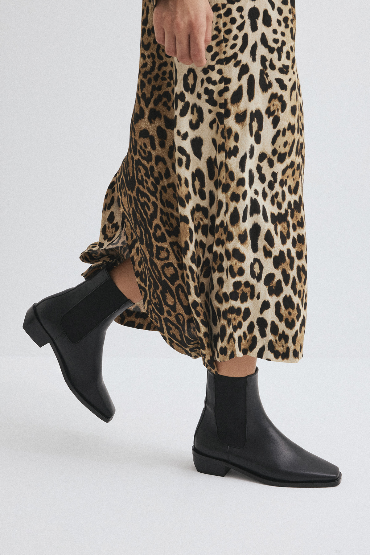 Küt Burun Yanları Lastikli Siyah Kadın Bot