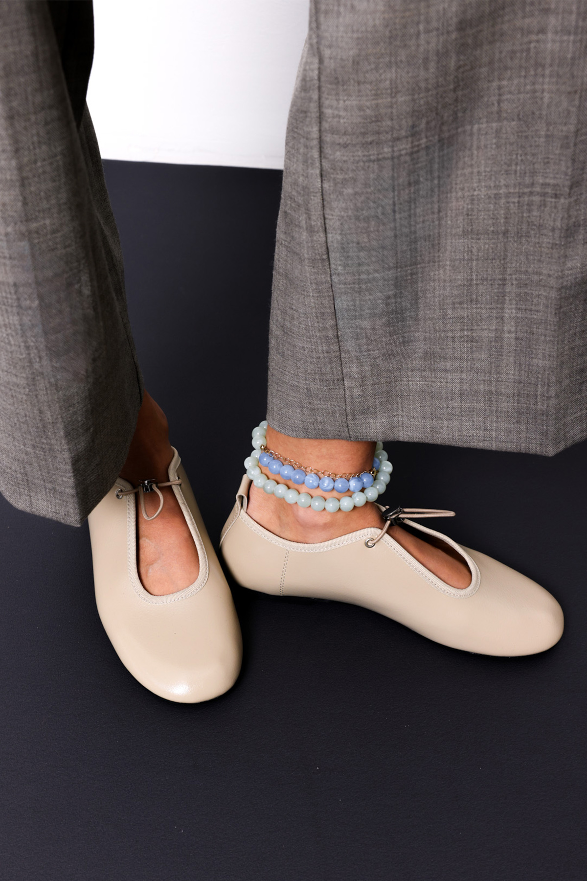 Lastik Bağcık Detaylı Bej Kadın Babet