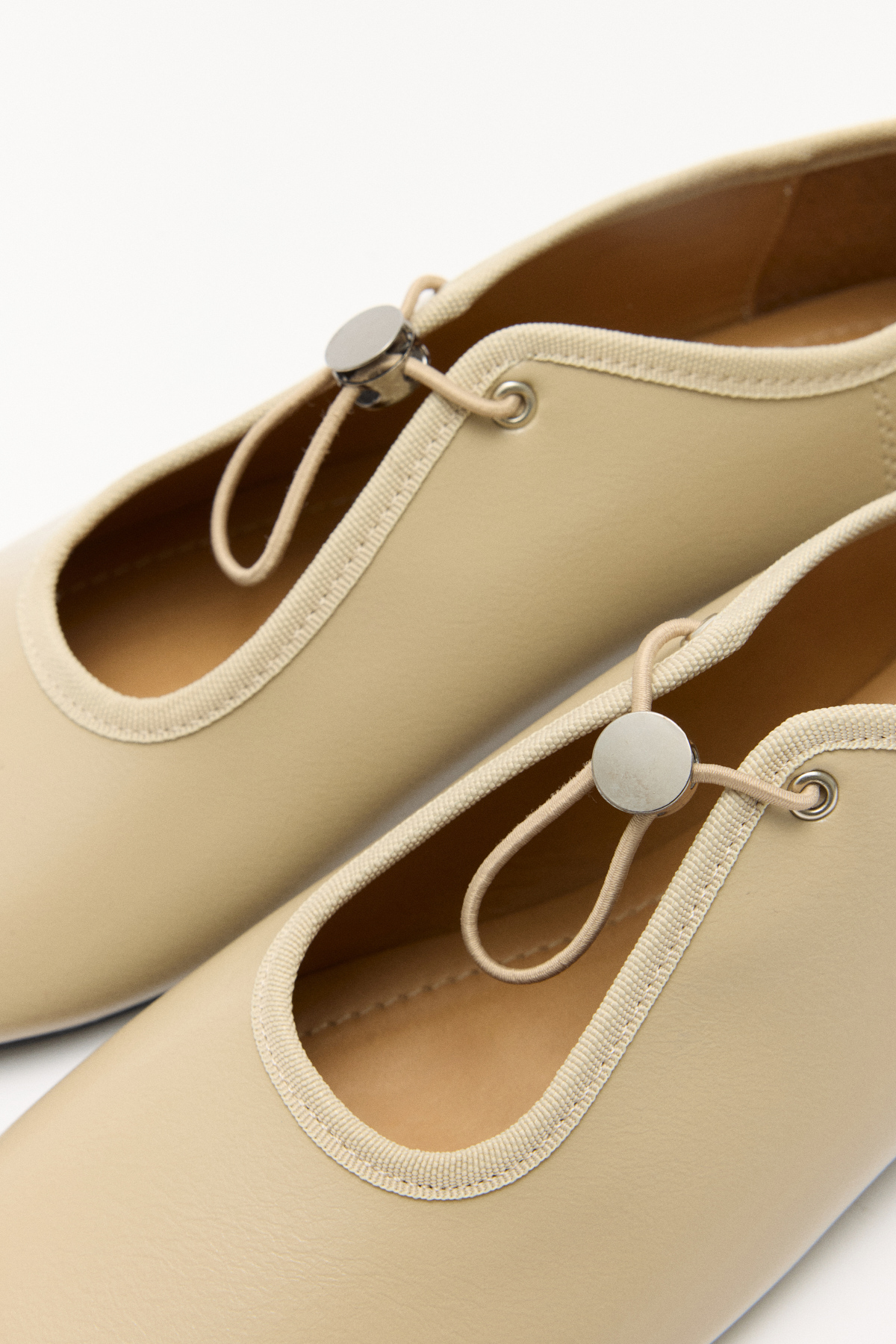 Lastik Bağcık Detaylı Bej Kadın Babet