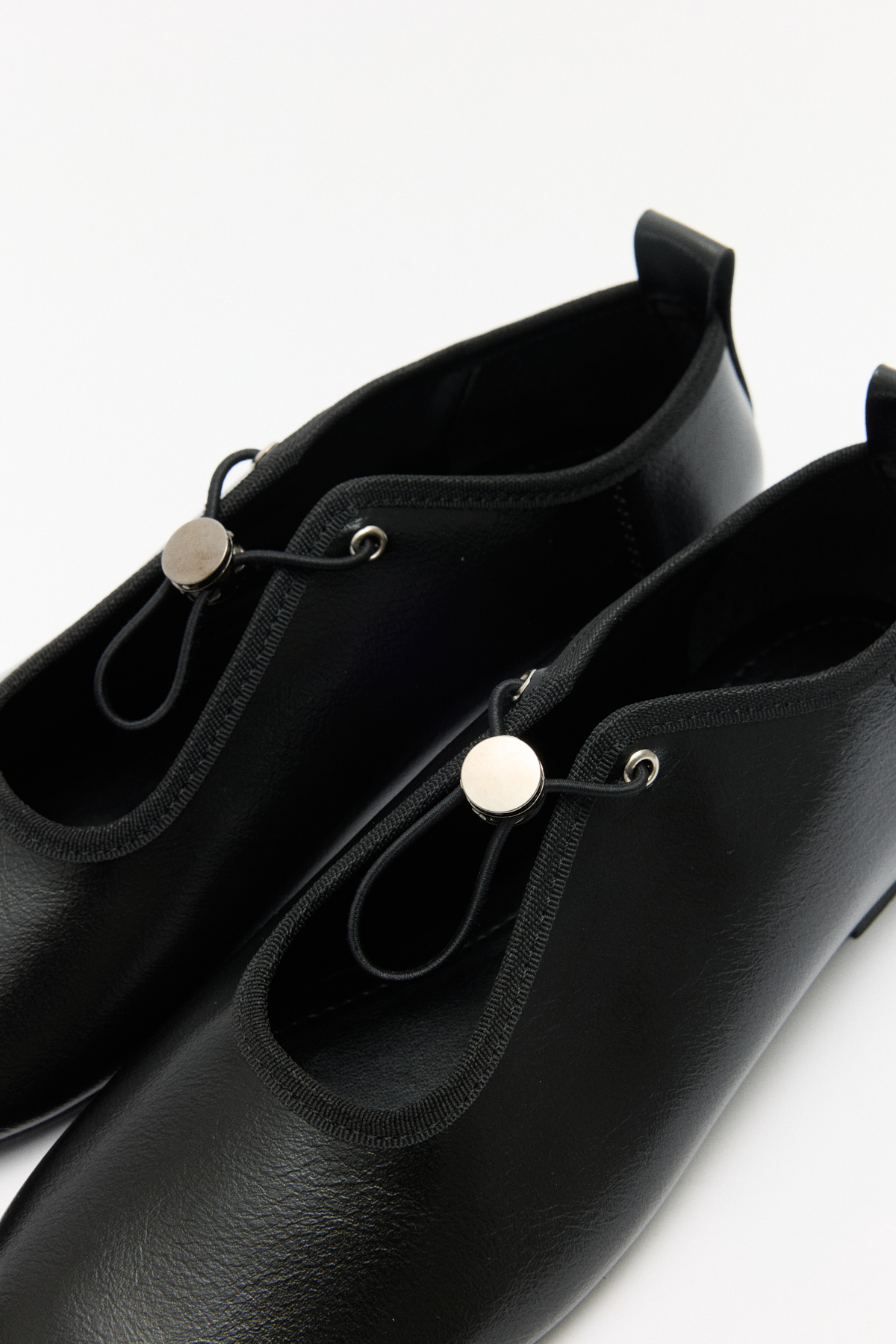 Lastik Bağcık Detaylı Siyah Kadın Babet