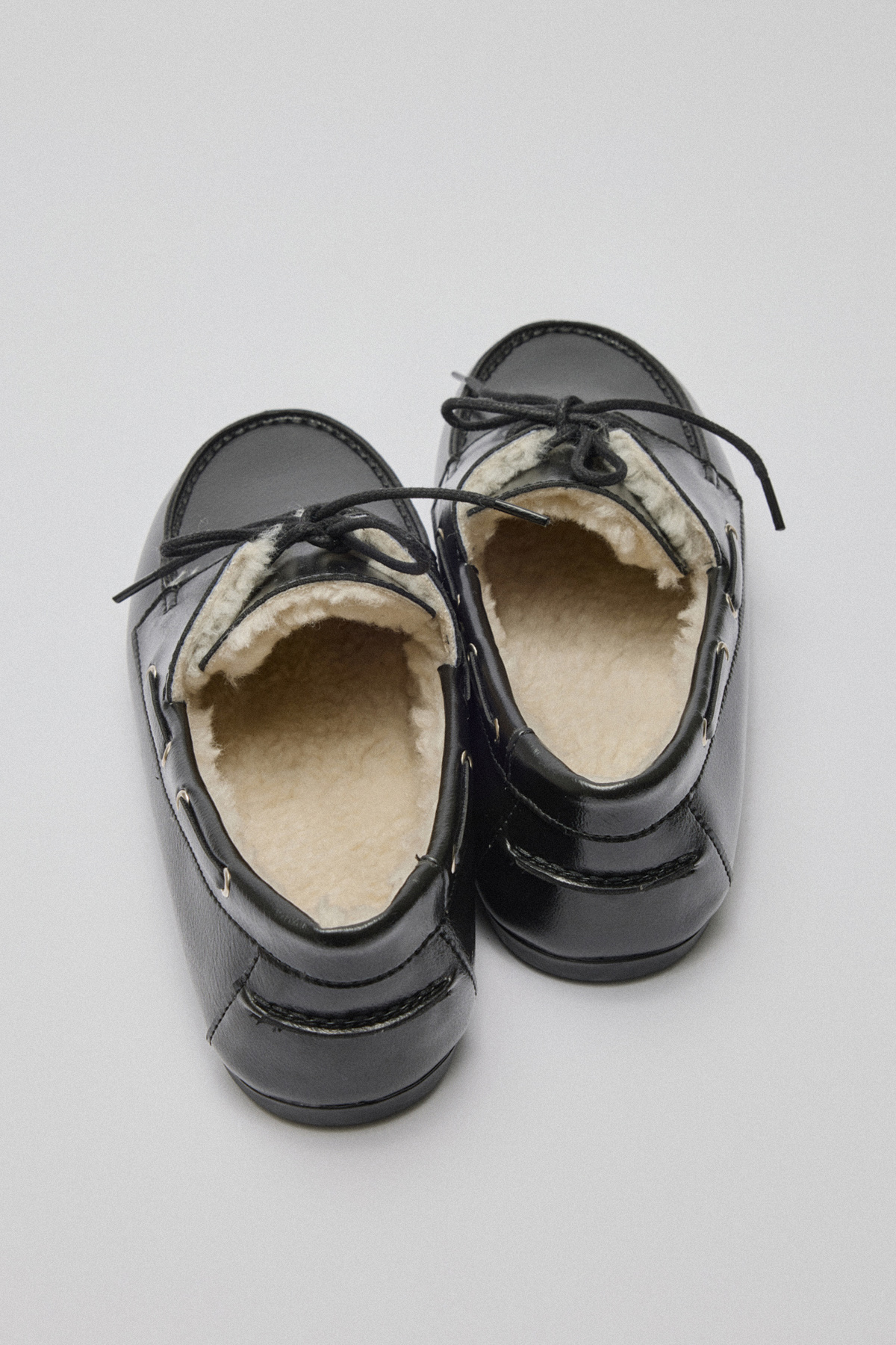 İçi Kürklü Bağcıklı Siyah Kadın Loafer