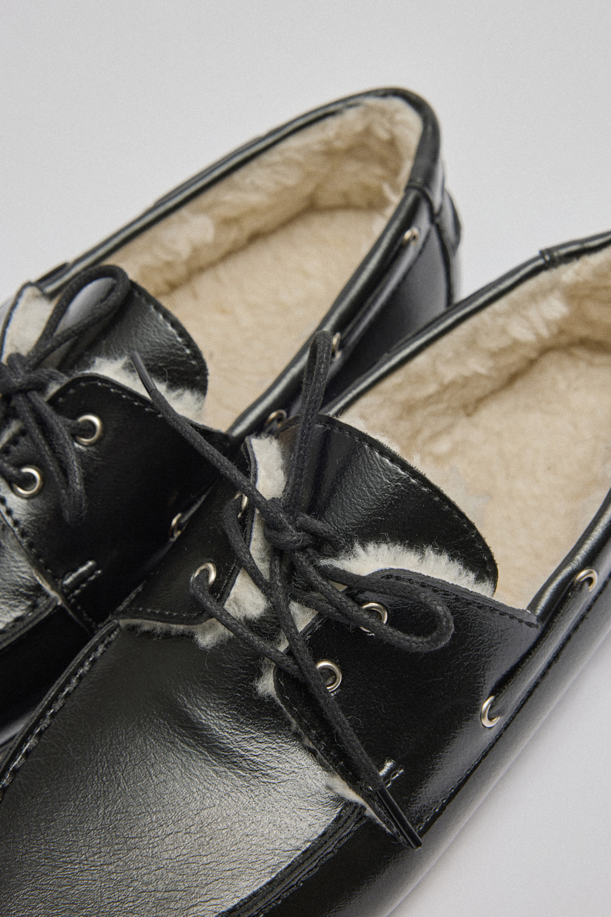 İçi Kürklü Bağcıklı Siyah Kadın Loafer