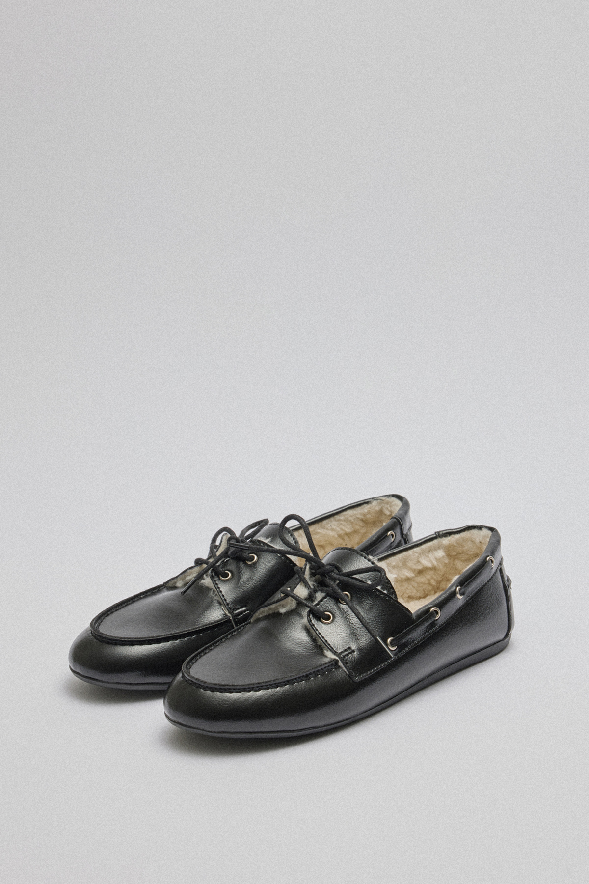 İçi Kürklü Bağcıklı Siyah Kadın Loafer