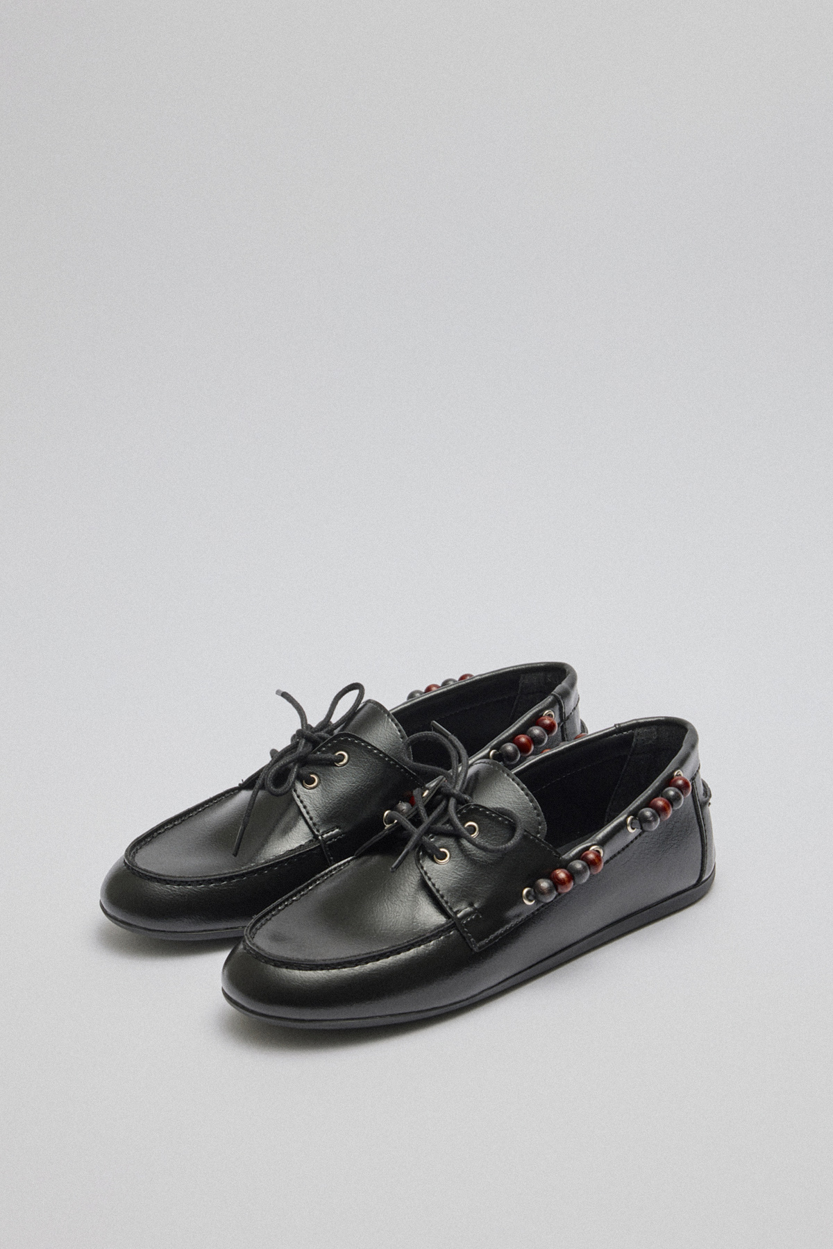 Boncuk Aksesuarlı Bağcıklı Siyah Kadın Loafer