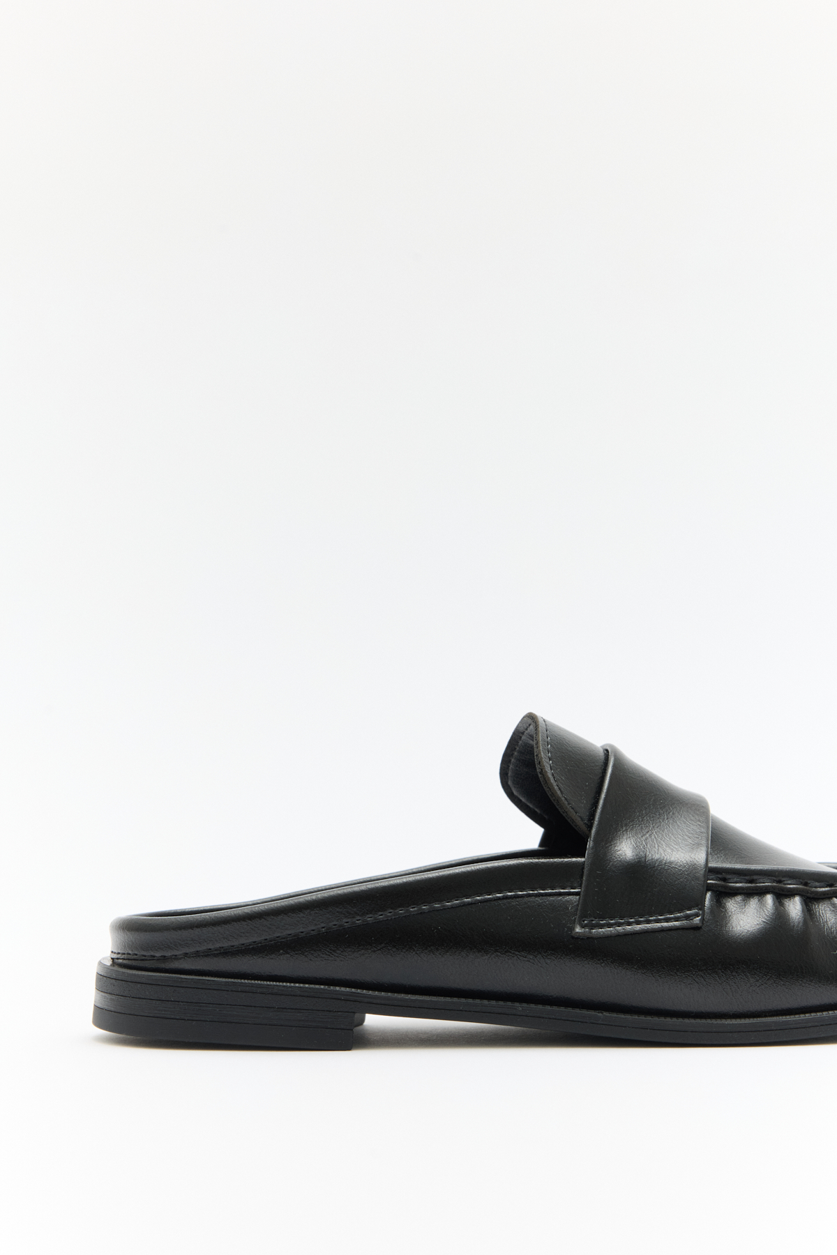 Arkası Açık Büzgülü Siyah Kadın Loafer