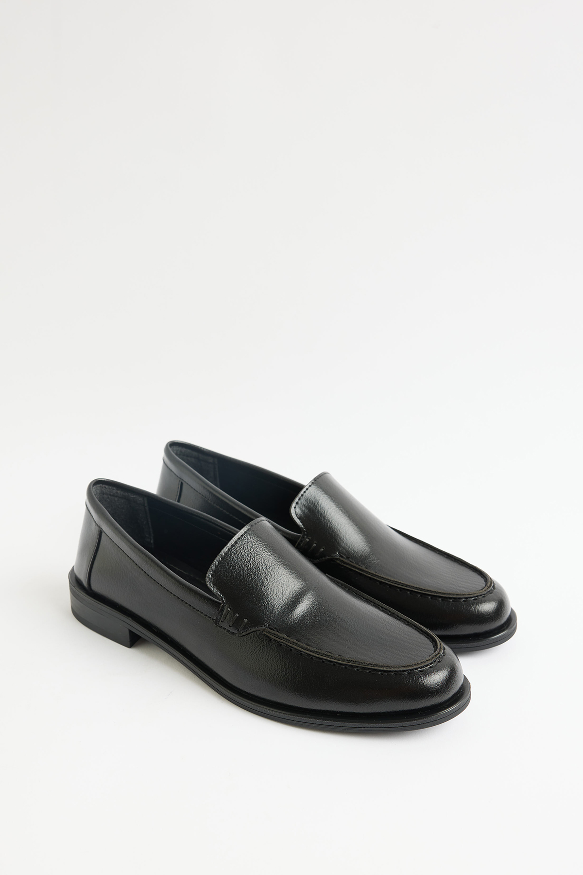 Klasik Deri Görünümlü Siyah Kadın Loafer