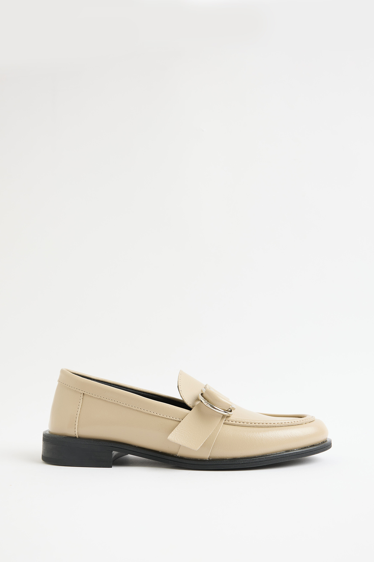 Metal Toka Detaylı Bej Kadın Loafer