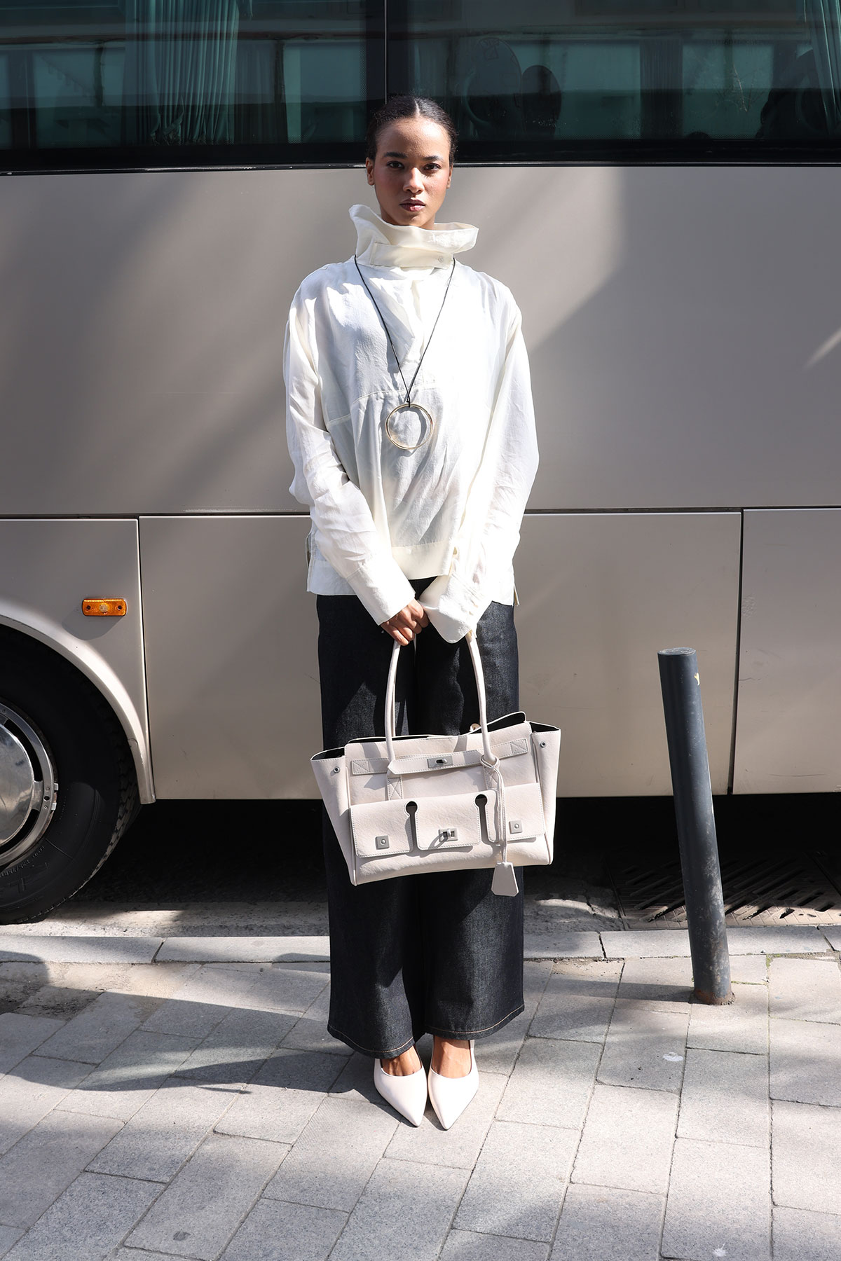 Metal Kilit Detaylı Bej Kadın Çanta