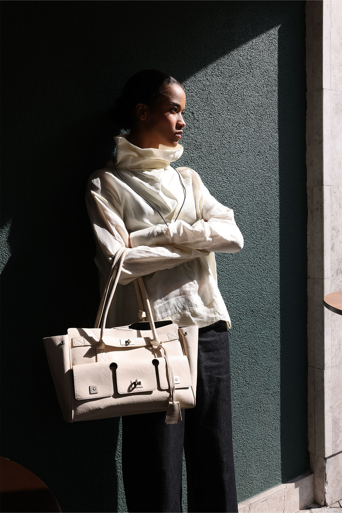 Metal Kilit Detaylı Bej Kadın Çanta