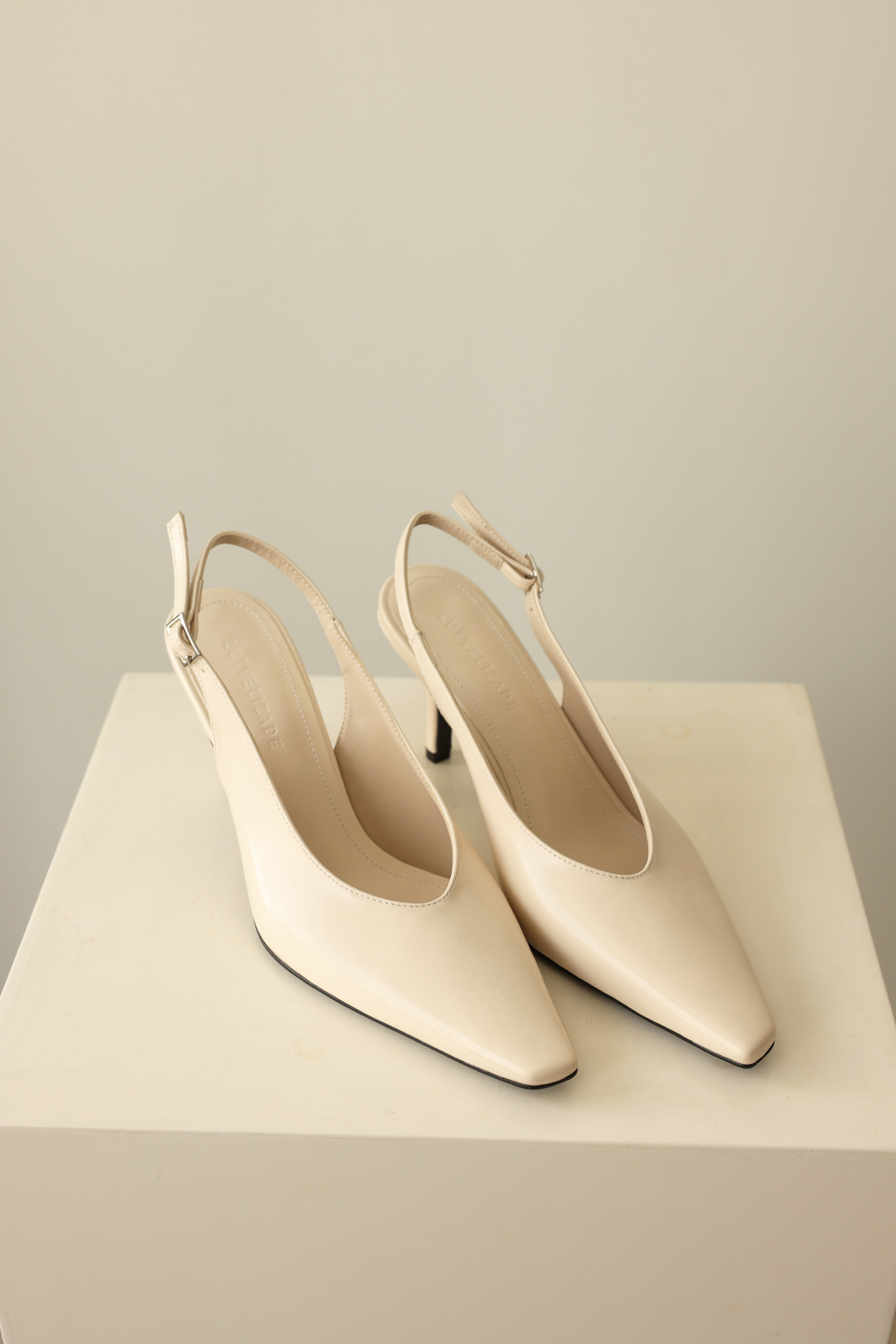 Minimal Asimetrik Küt Burun Kemik Kadın Topuklu