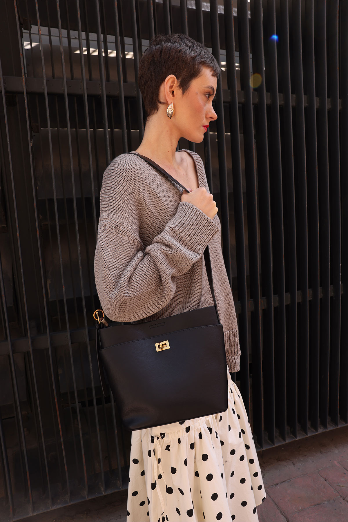 Minimal Gold Kilitli Siyah Kadın Çanta