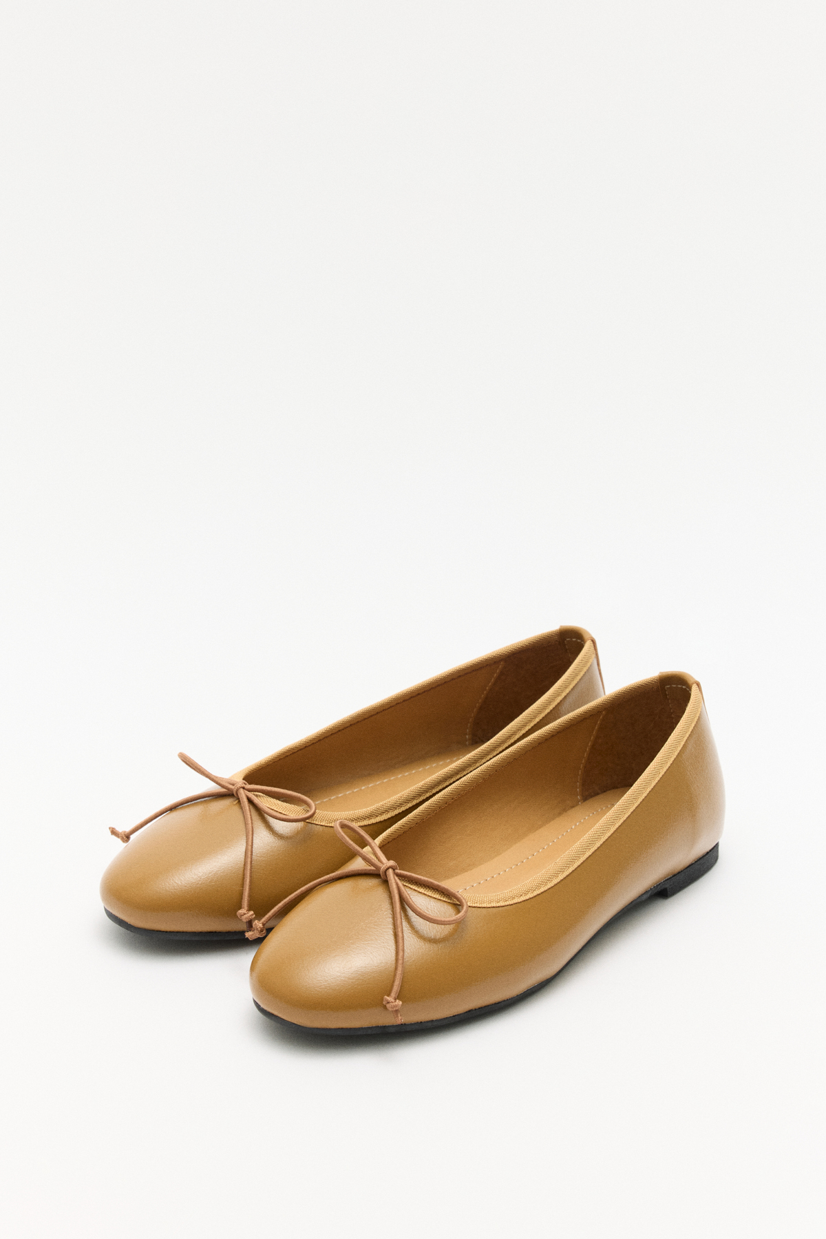 Minimal Kurdele Detaylı Karamel Kadın Babet