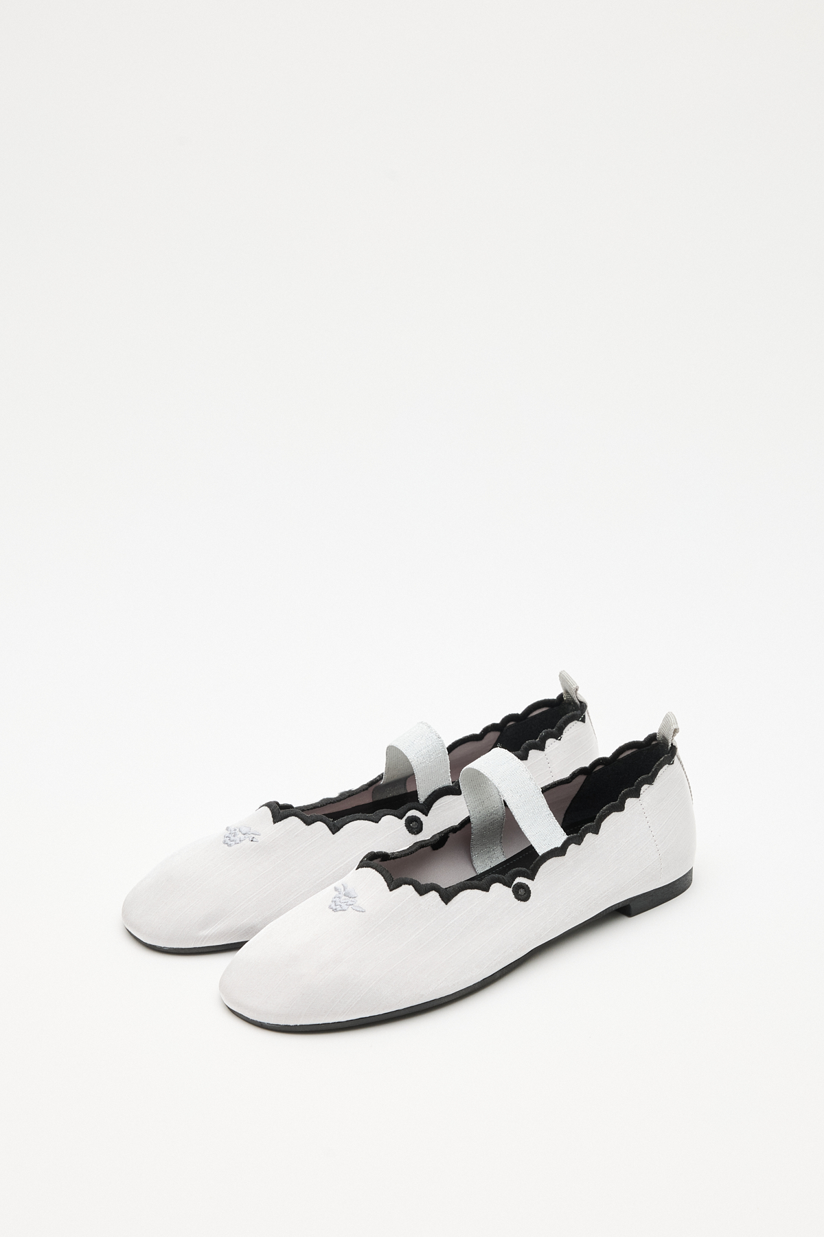 Minimal Nakışlı Bant Detaylı Gümüş Kadın Babet