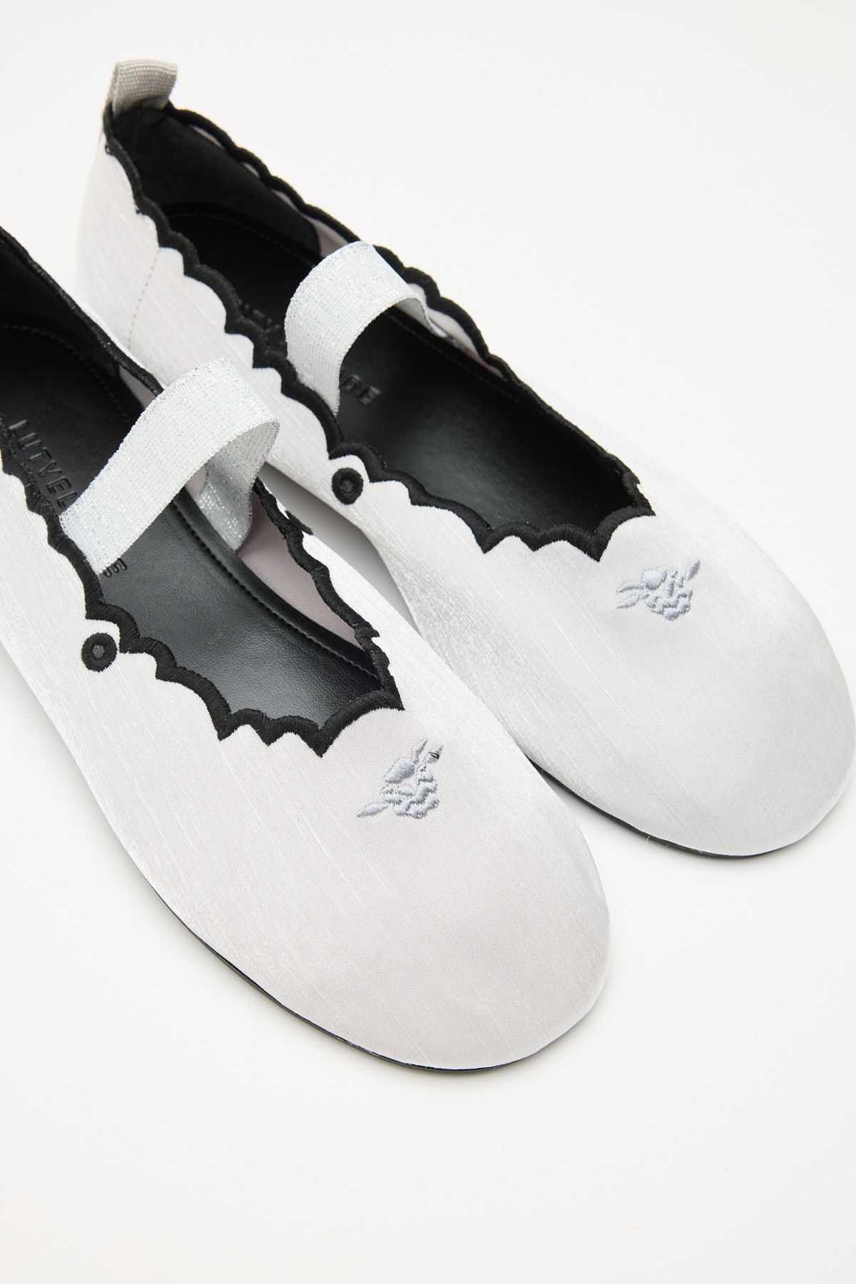 Minimal Nakışlı Bant Detaylı Gümüş Kadın Babet