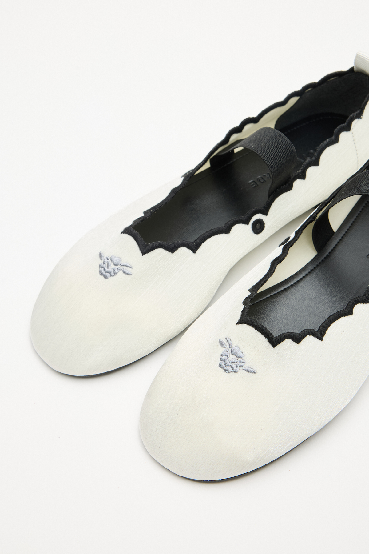 Minimal Nakışlı Bant Detaylı Kemik Kadın Babet