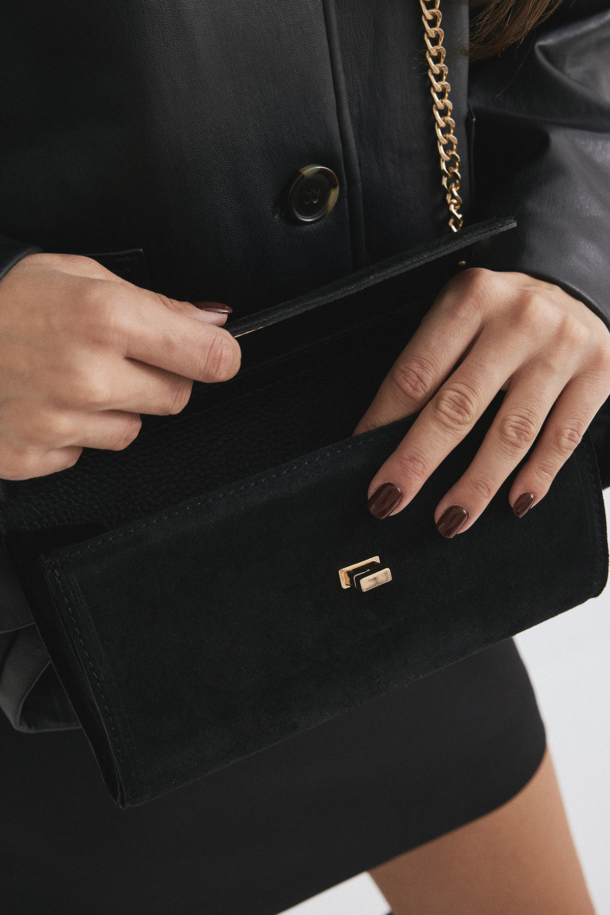 Önden Kapaklı Oval Siyah Süet Kadın Çanta