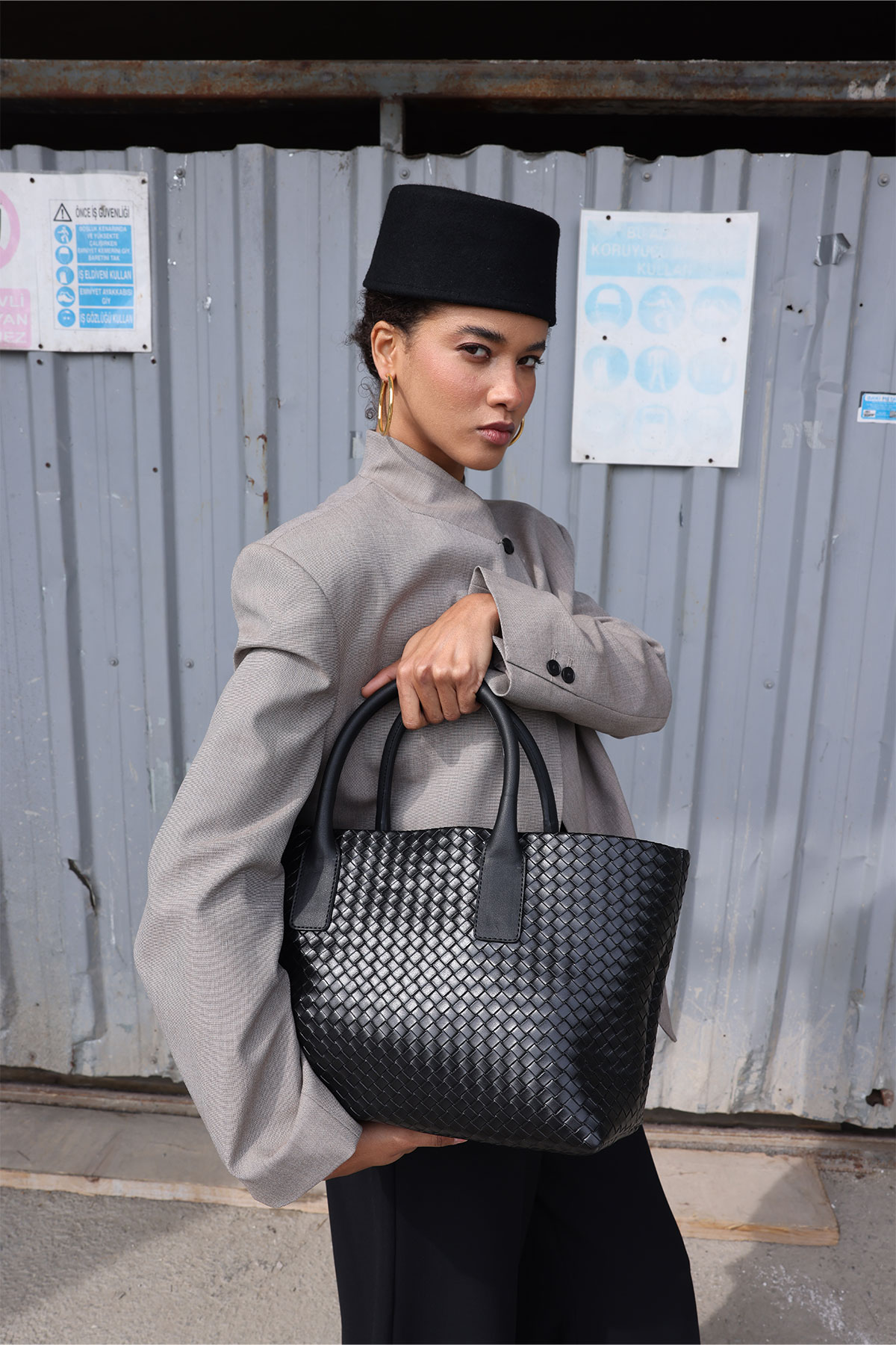 Örgü Dokulu Deri Görünümlü Siyah Örgü Kadın Çanta