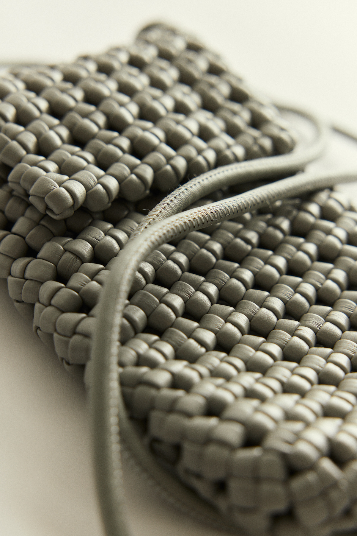 Örgü Dokulu Mini Çapraz Askılı Gri Kadın Çanta