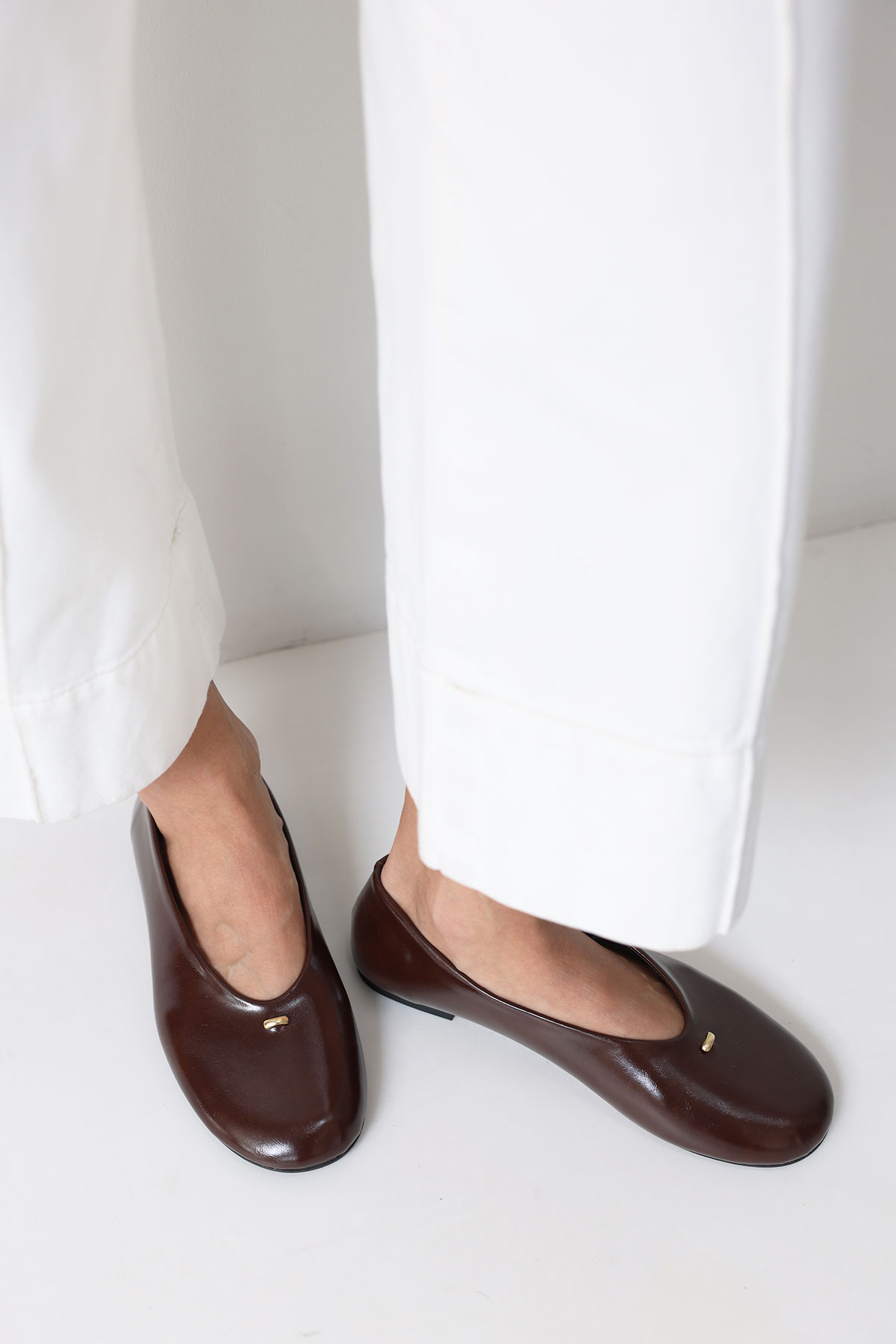 Oval Burun Aksesuar Detaylı Acı Kahve Kadın Babet