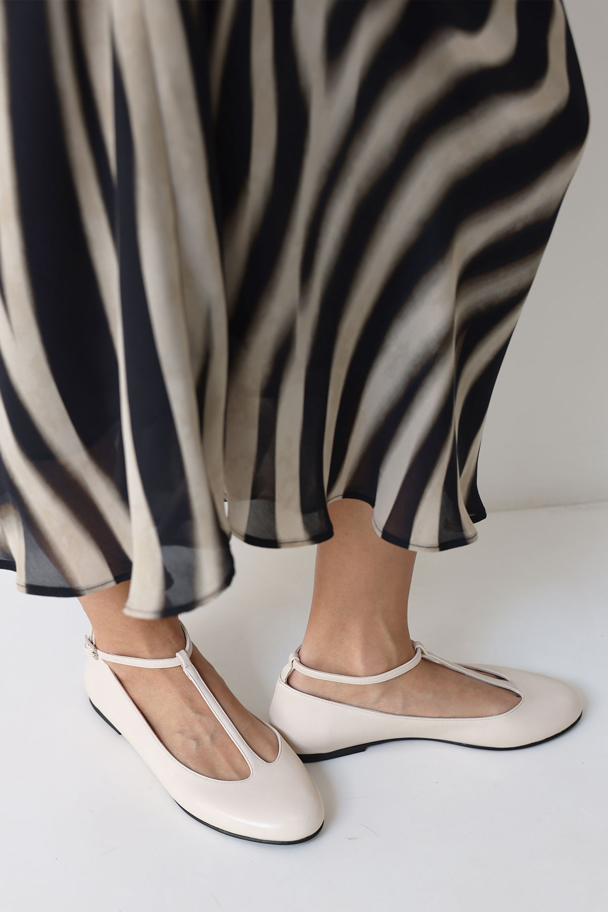 Oval Burun Pencere Detaylı Kemik Kadın Babet