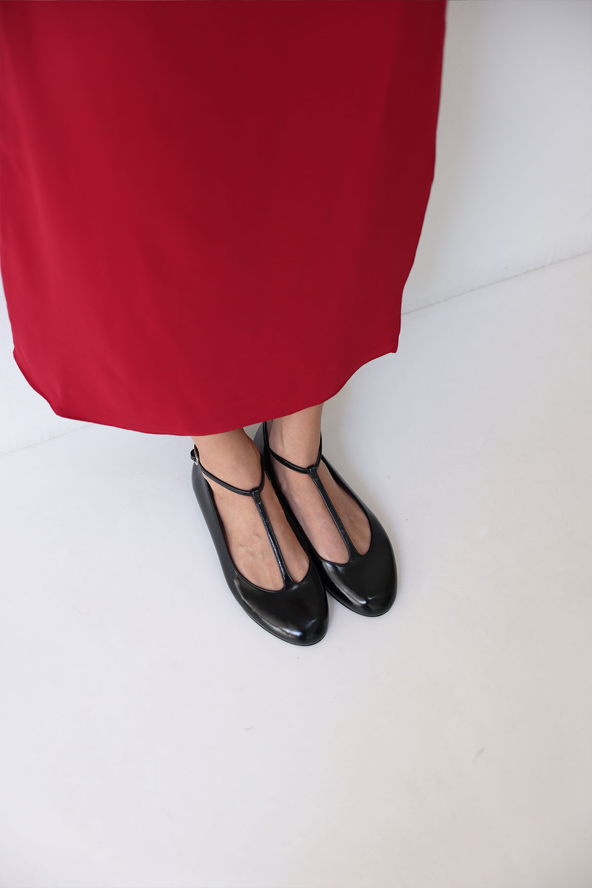 Oval Burun Pencere Detaylı Siyah Kadın Babet