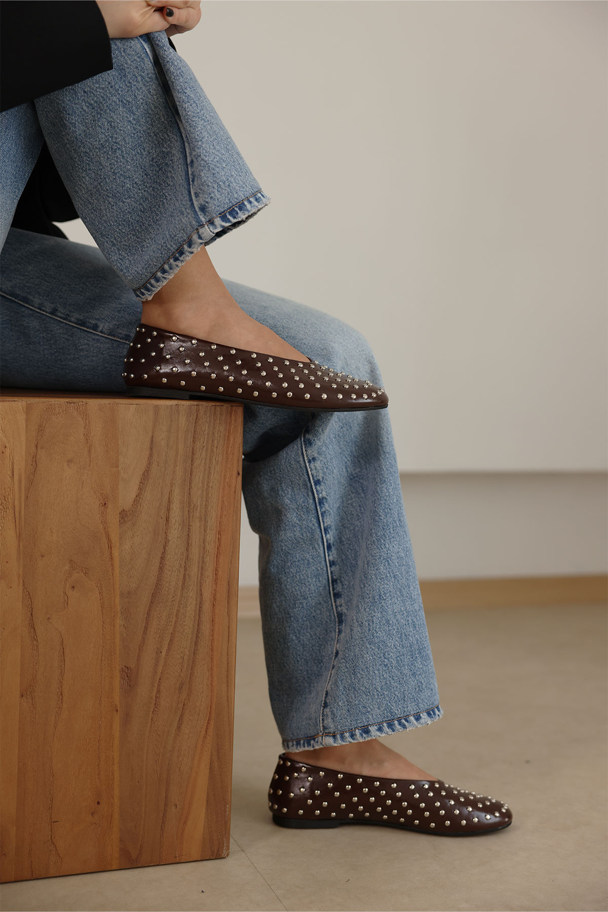 Oval Burun Zımba Detaylı Acı Kahve Kadın Babet