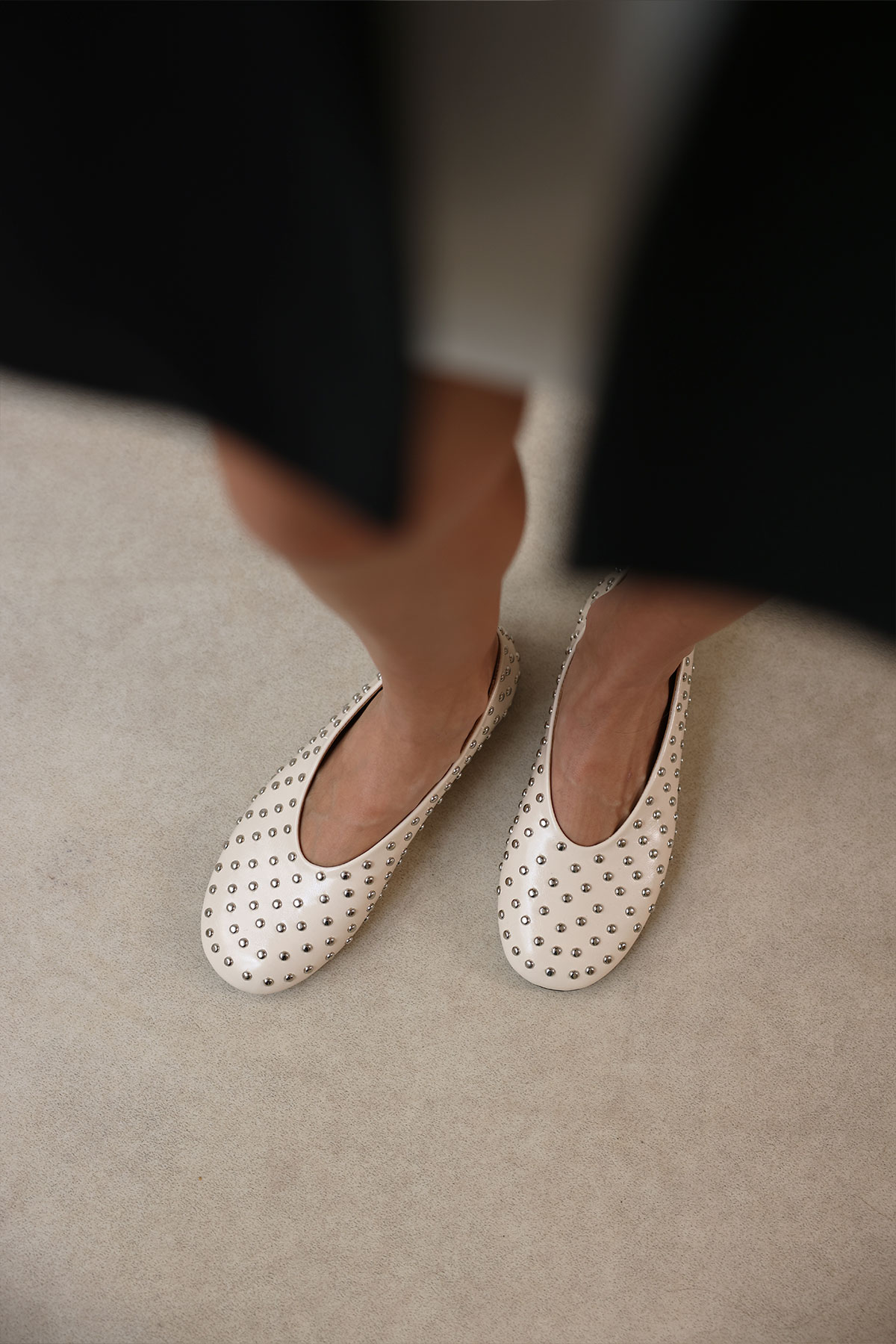 Oval Burun Zımba Detaylı Kemik Kadın Babet